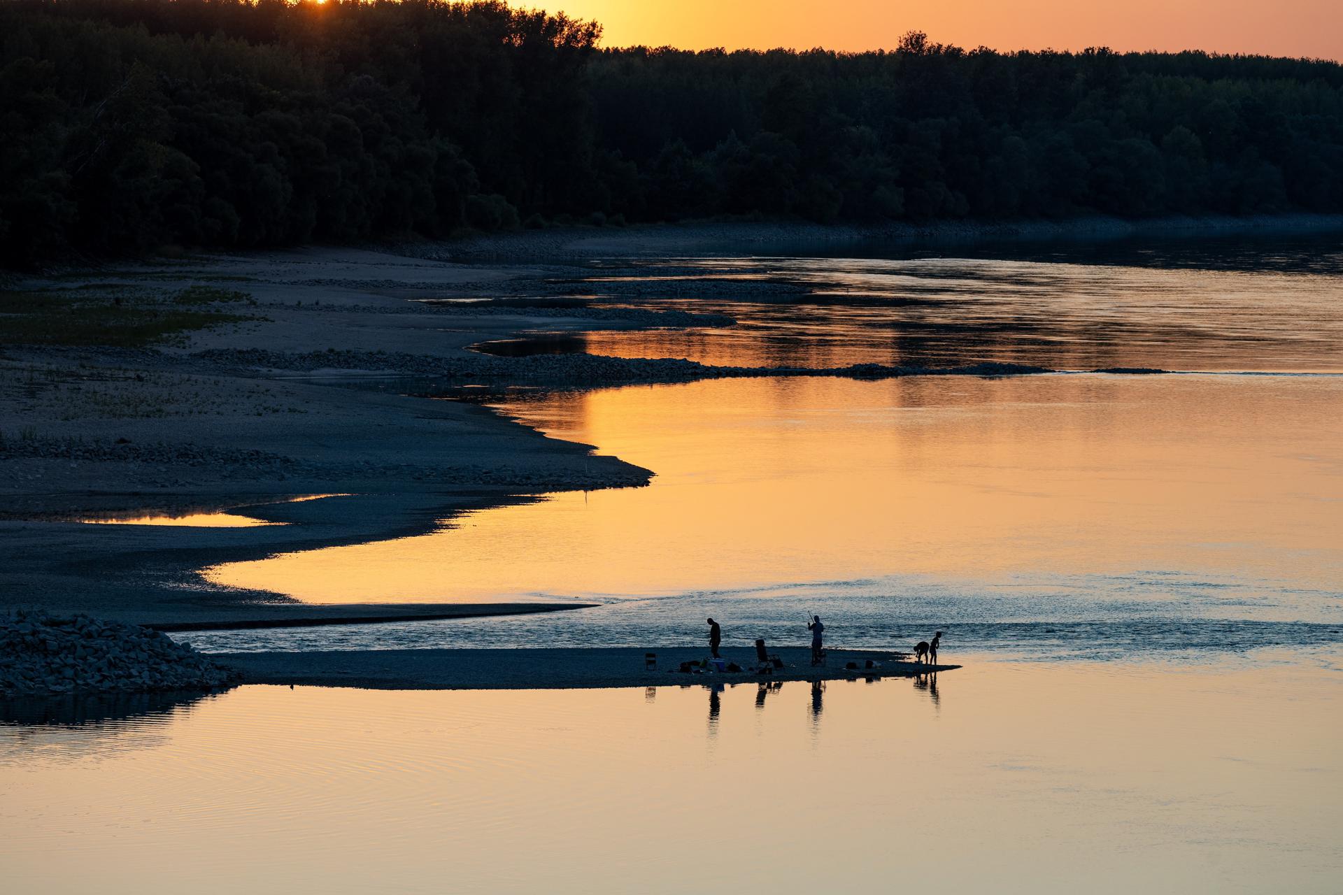 FOTODELDÍA Vamosszabadi (Hungría), 29/07/2026.- Pescadores en un banco de arena descubierto por el bajo nivel del agua del Danubio en Vamosszabadi, noroeste de Hungría, 28 de julio de 2026 (publicado el 29 de julio de 2026). (sequía, Hungría) EFE/EPA/Csaba Krizsan. PROHIBIDA SU PUBLICACIÓN EN HUNGRÍA.
