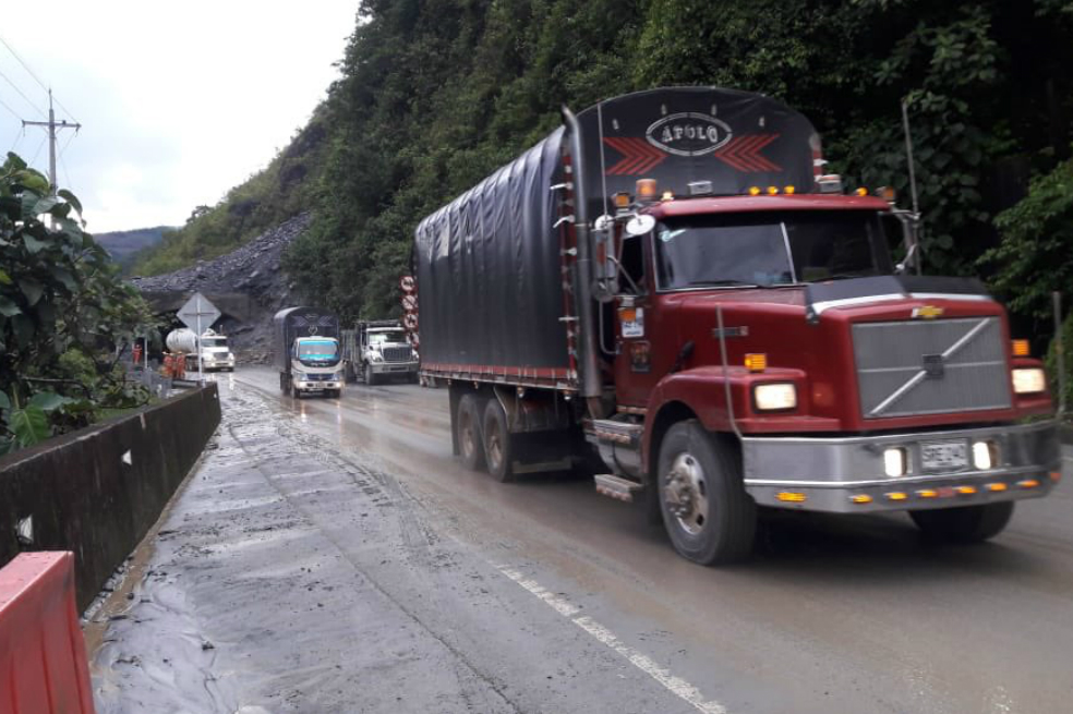 Evacúan vehículos represados en la colapsada vía al Llano