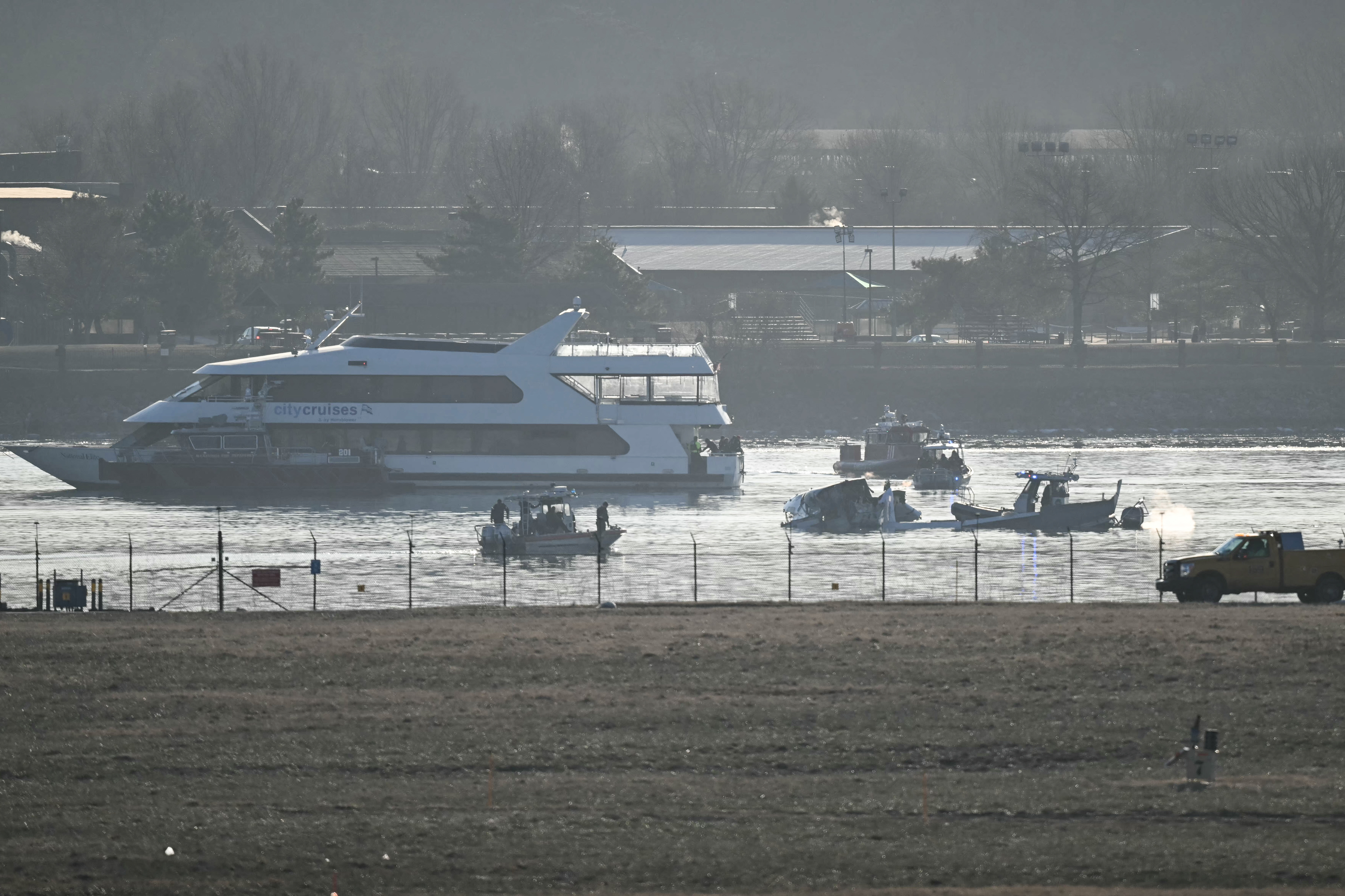 Parte de los restos se ven mientras los equipos de rescate buscan en las aguas del río Potomac después de que un avión de pasajeros que se aproximaba al Aeropuerto Nacional Reagan se estrellara en el río después de colisionar con un helicóptero del ejército de EE. UU., cerca de Washington, DC, el 30 de enero de 2025.