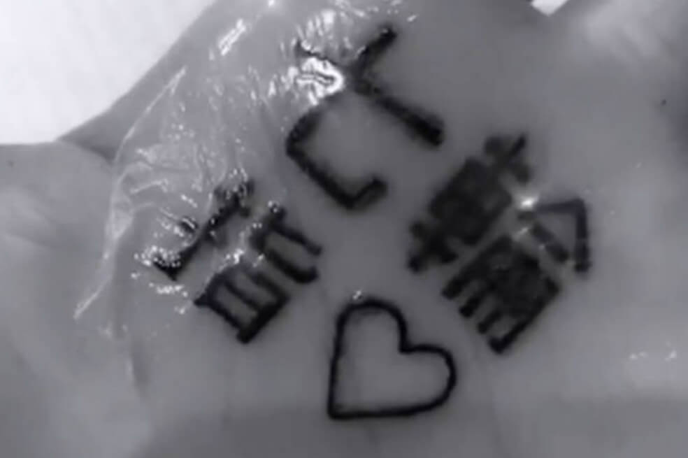 A Ariana Grande le ofrecieron un millón de dólares por borrarle un tatuaje