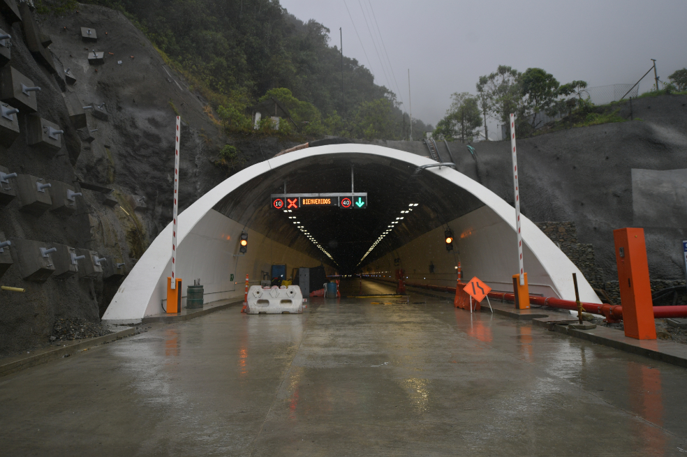 Entrada al túnel principal de La Línea, que, con 8,65 kilómetros de longitud, es el túnel carretero más largo en América Latina. En la fotografía se ve la boca del túnel en medio de una neblina espesa en la cordillera central.