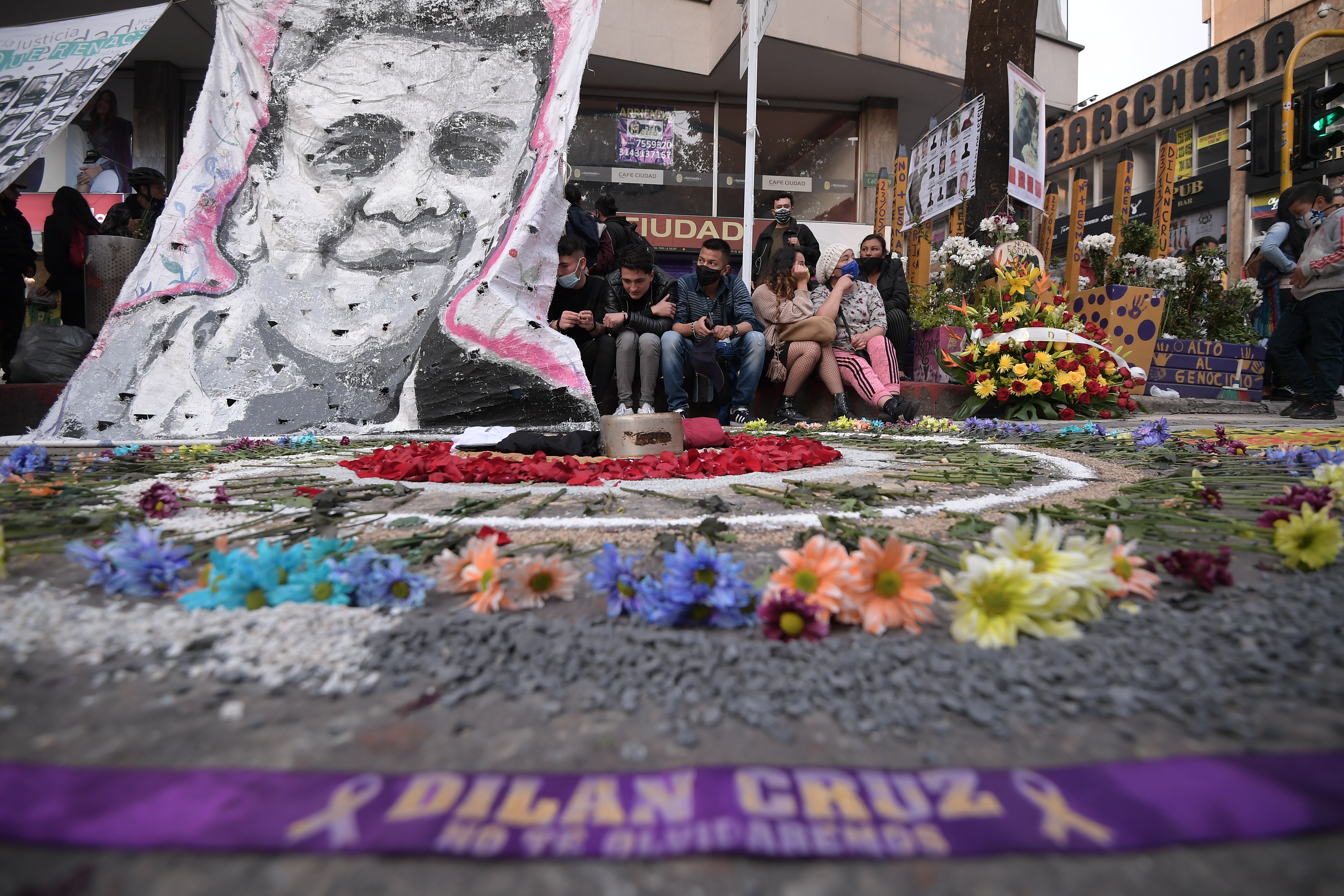 Homenaje en la Calle 19 con 4, donde se conmemoró un año del asesinato de Dilan Cruz  a manos del Policía Manuel Cubillos del ESMAD; asistió su madre, hermana, abuelo, otros familiares y amigos.