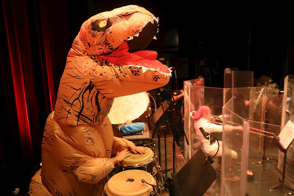 Músicos de la Orquesta Filarmónica de Bogotá disfrazados para conmemorar el día de Halloween.