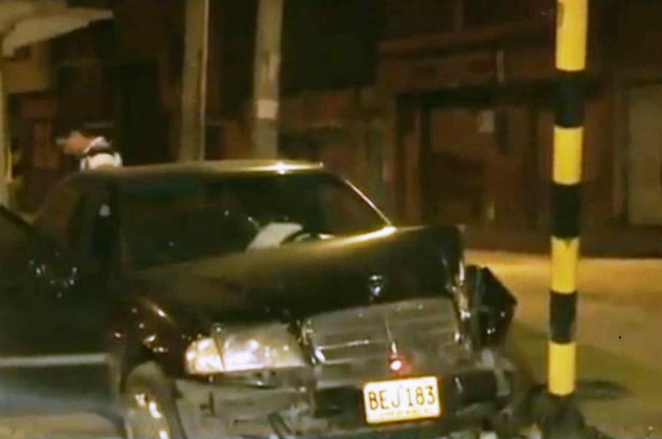 Conductor ‘estresado’ destruye lujoso carro en Bogotá