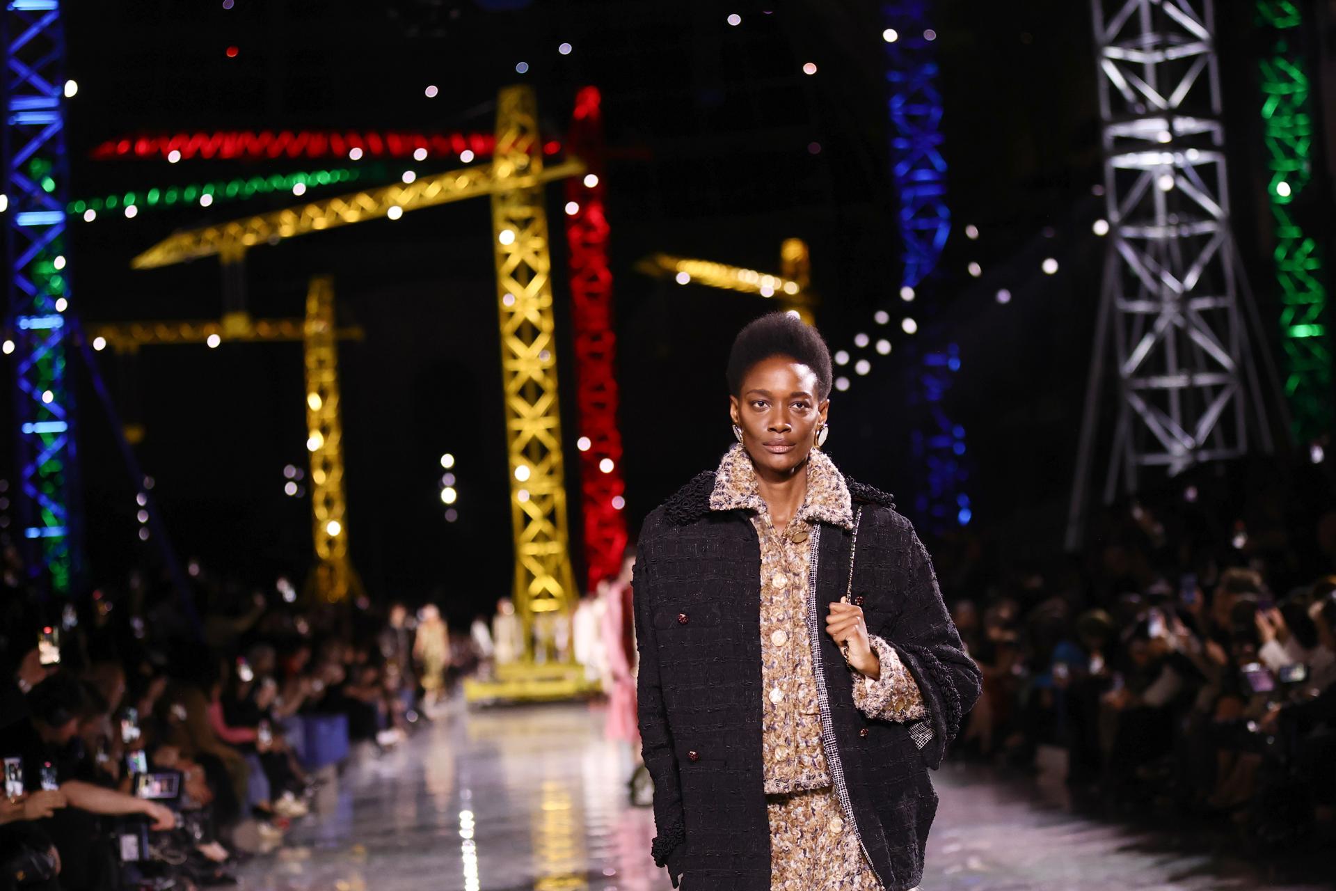 Paris (France), 09/03/2026.- Models present creations from the Fall/Winter 2026 collection of French-Belgian designer Matthieu Blazy for Chanel during Paris Fashion Week, in Paris, France, 09 March 2026. The presentation of the women's collections runs from 02 to 10 March 2025. (Moda, Francia) EFE/EPA/TERESA SUAREZ