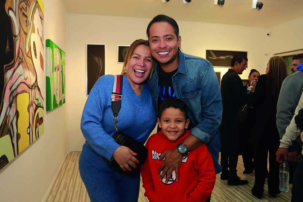 Orlando Liñán y otros famosos acompañaron al artista Delvin Vera en su exposición.