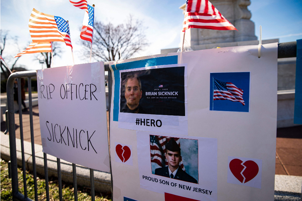Días después a la toma de la sede legislativa, unas banderas estadounidenses se levantaron al lado de unas pancartas en memoria al policía Brian Sicknick, quien murió en el asalto al Capitolio.