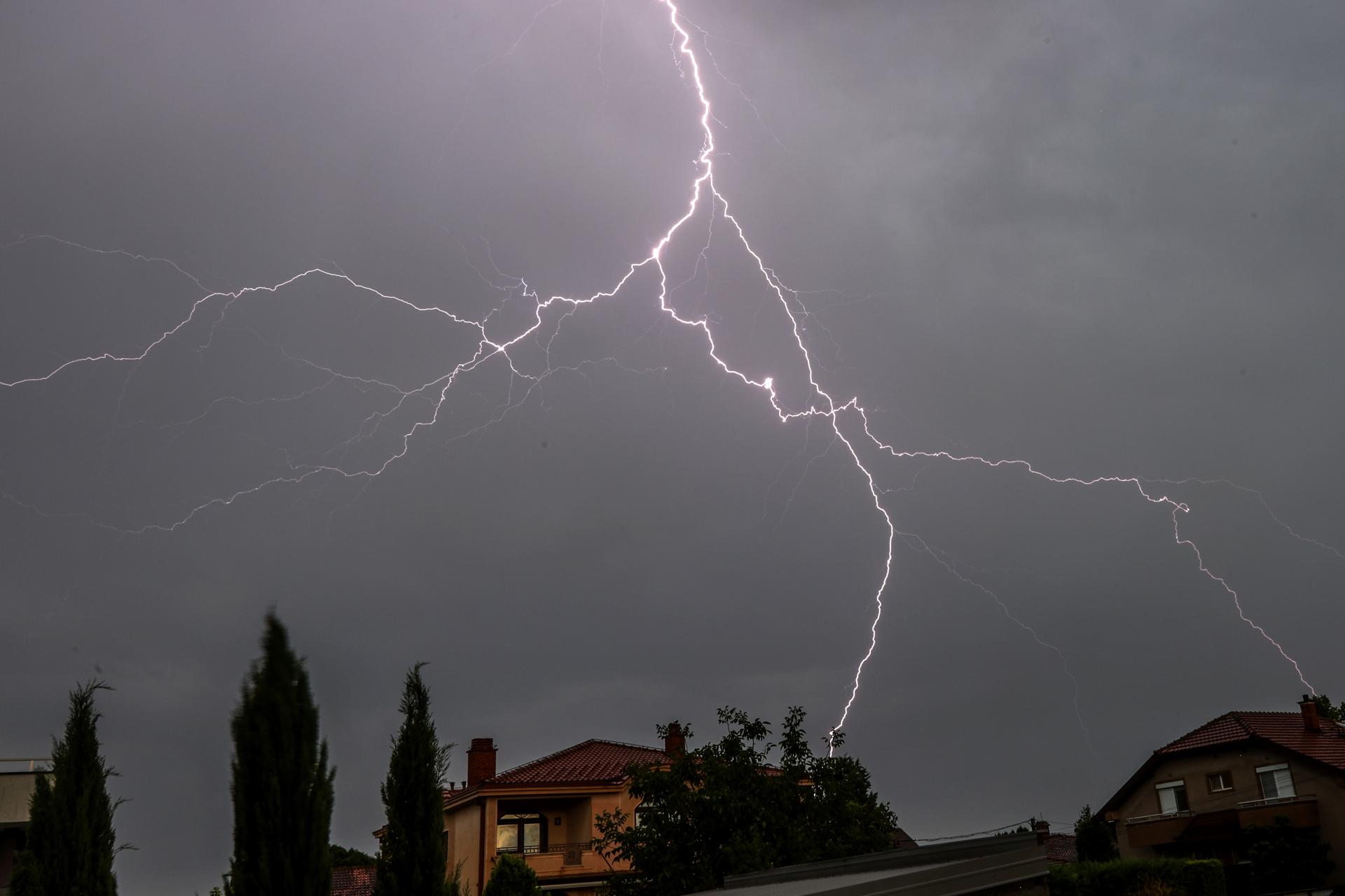 FOTODELDÍA SKP05. SKOPJE (MACEDONIA DEL NORTE), 04/08/2025.- Fotografía de un rayo durante una tormenta eléctrica este lunes, en Skopje (Macedonia del Norte). EFE/EPA/GEORGI LICOVSKI
