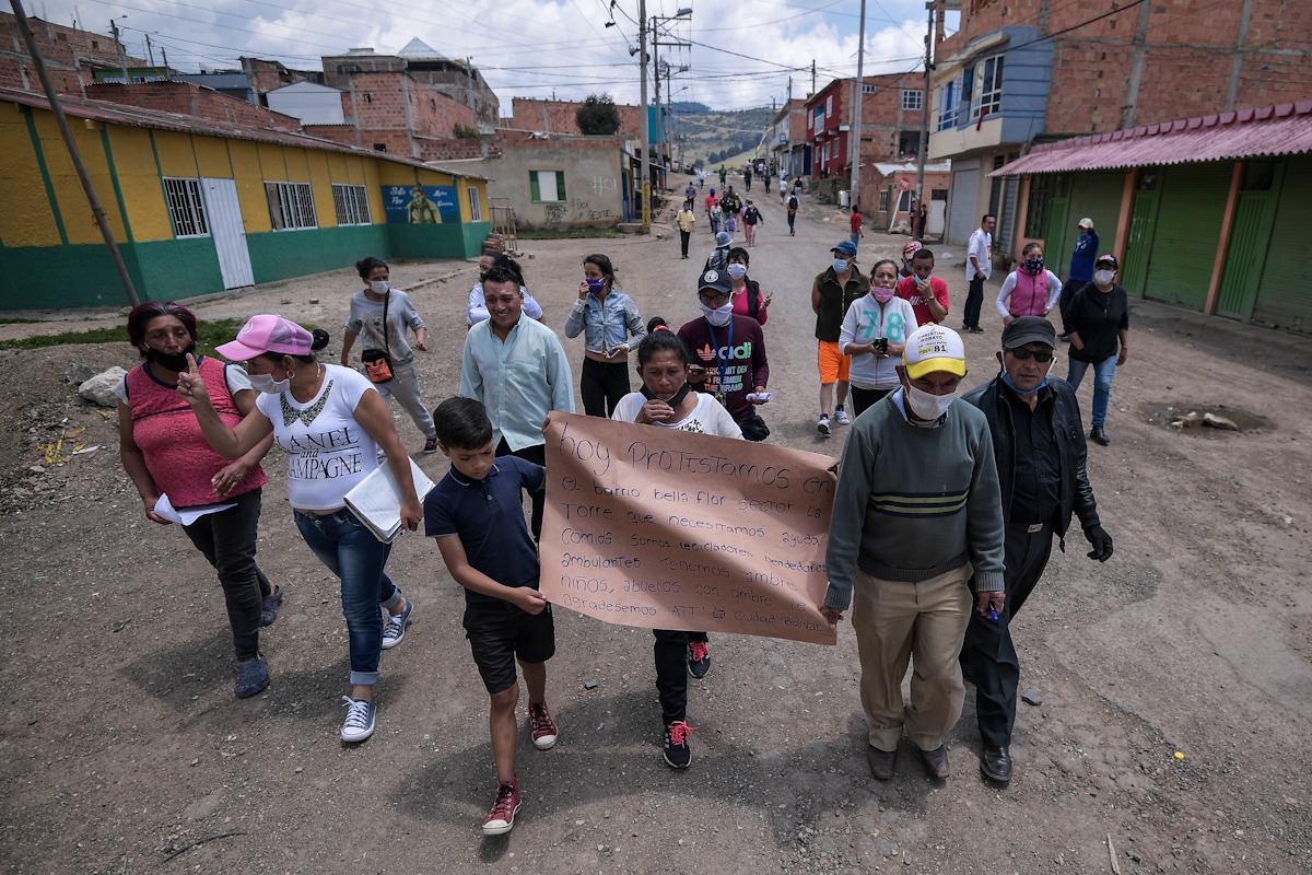 Protestas y marchas por falta de ayuda son las últimas imágenes que ha dejado Ciudad Bolívar, debido a la desesperante situación que viven sus habitantes, que en su mayoría son personas de estratos 1, 2 y 3 que tienen bajos recursos. Algunos de ellos son vendedores informales y recicladores, que han salidos impulsados por el hambre.