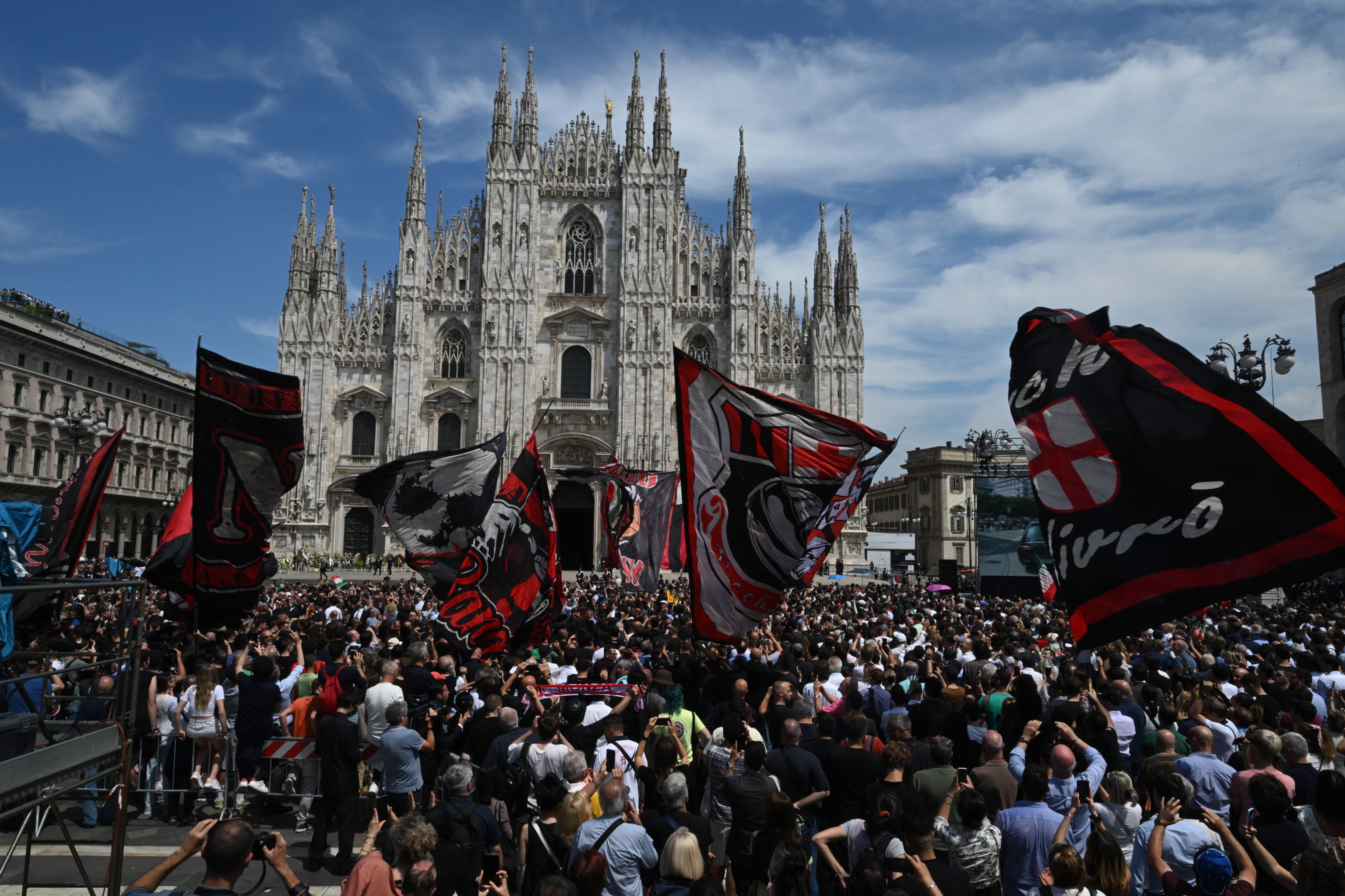 Milán se rinde ante Silvio Berlusconi por última vez en su funeral