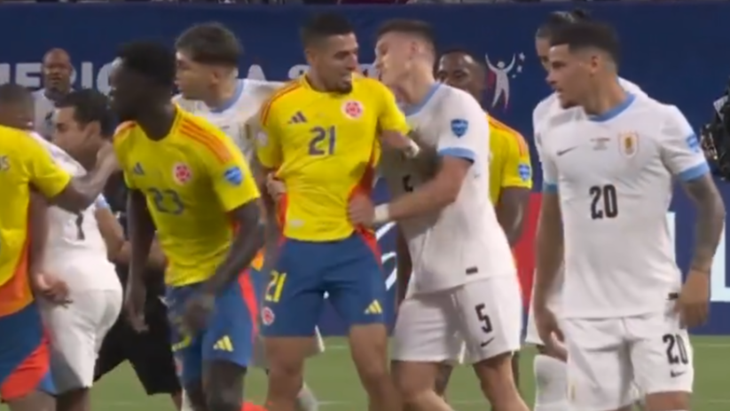 ¿Era roja? Así fue la expulsión de Daniel Muñoz en el Colombia vs. Uruguay: video