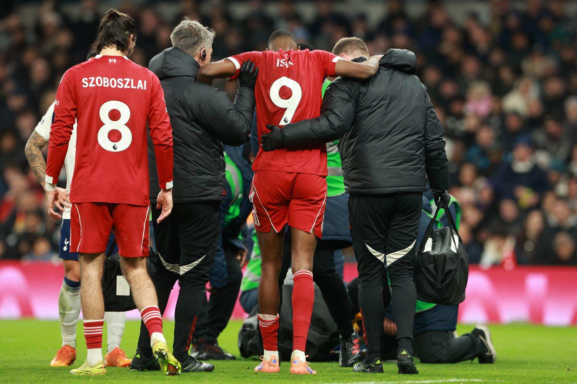 LONDON (United Kingdom), 20/12/2025.- Liverpool's Alexander Isak (C) is helped off the pitch after an injury during the English Premier League match between Tottenham Hotspur and Liverpool FC, in London, Britain, 20 December 2025. (Reino Unido, Londres) EFE/EPA/NEIL HALL EDITORIAL USE ONLY. No use with unauthorized audio, video, data, fixture lists, club/league logos, 'live' services or NFTs. Online in-match use limited to 120 images, no video emulation. No use in betting, games or single club/league/player publications.