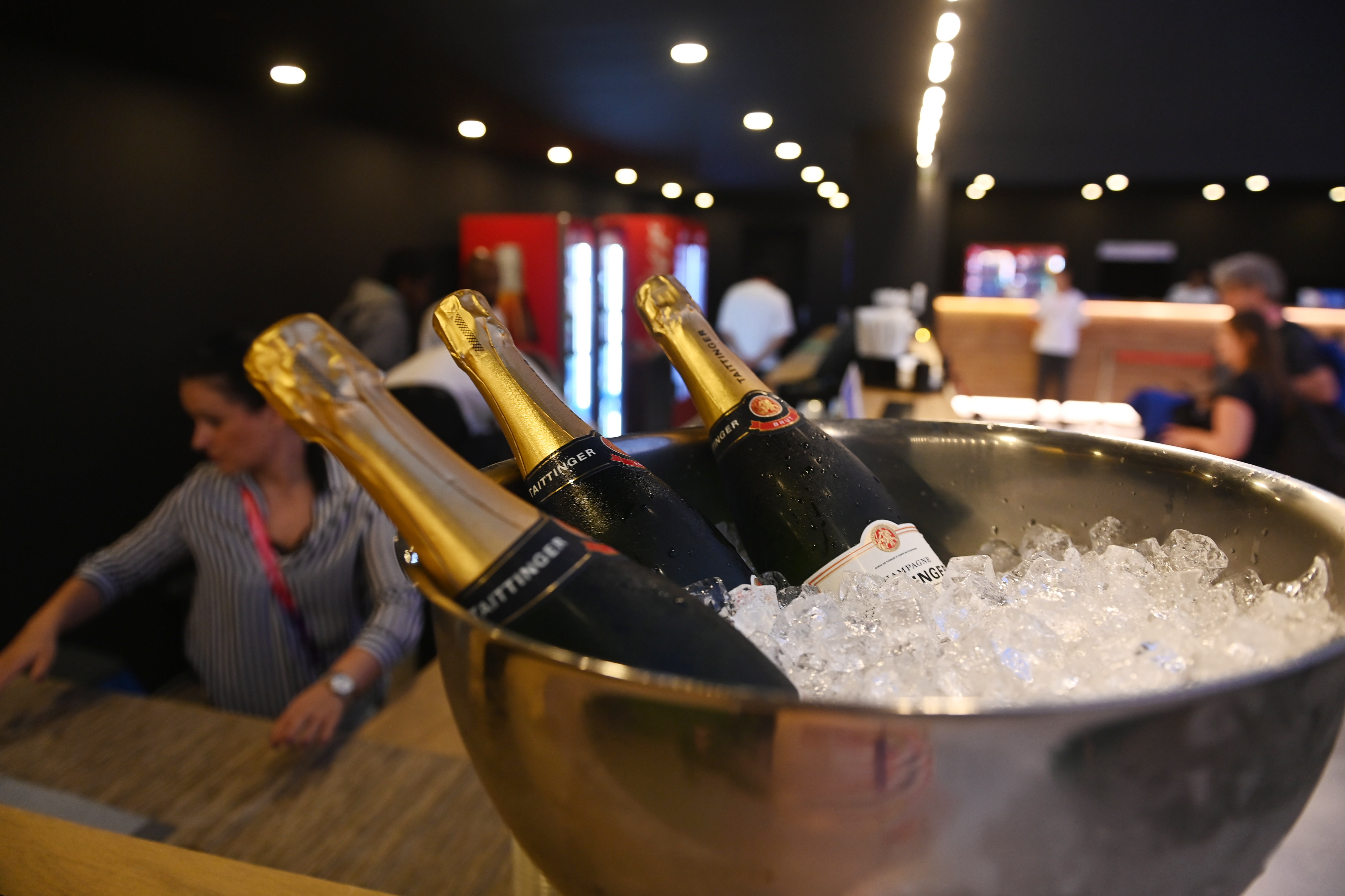 Doha (Qatar), 18/11/2022.- Chilled champagne is displayed for sale at a beverage stall in the Media Centre of the FIFA World Cup 2022 in Doha, Qatar, 18 November 2022. Alcohol will be banned for fans in and around the stadiums during the FIFA World Cup 2022 in Qatar, the FIFA confirmed on 18 November 2022, just two days before the tournament will begin. It will nethertheless be on sale at the FIFA Fan Festival and in the Main Media Centre. (Mundial de Fútbol, Catar) EFE/EPA/NEIL HALL