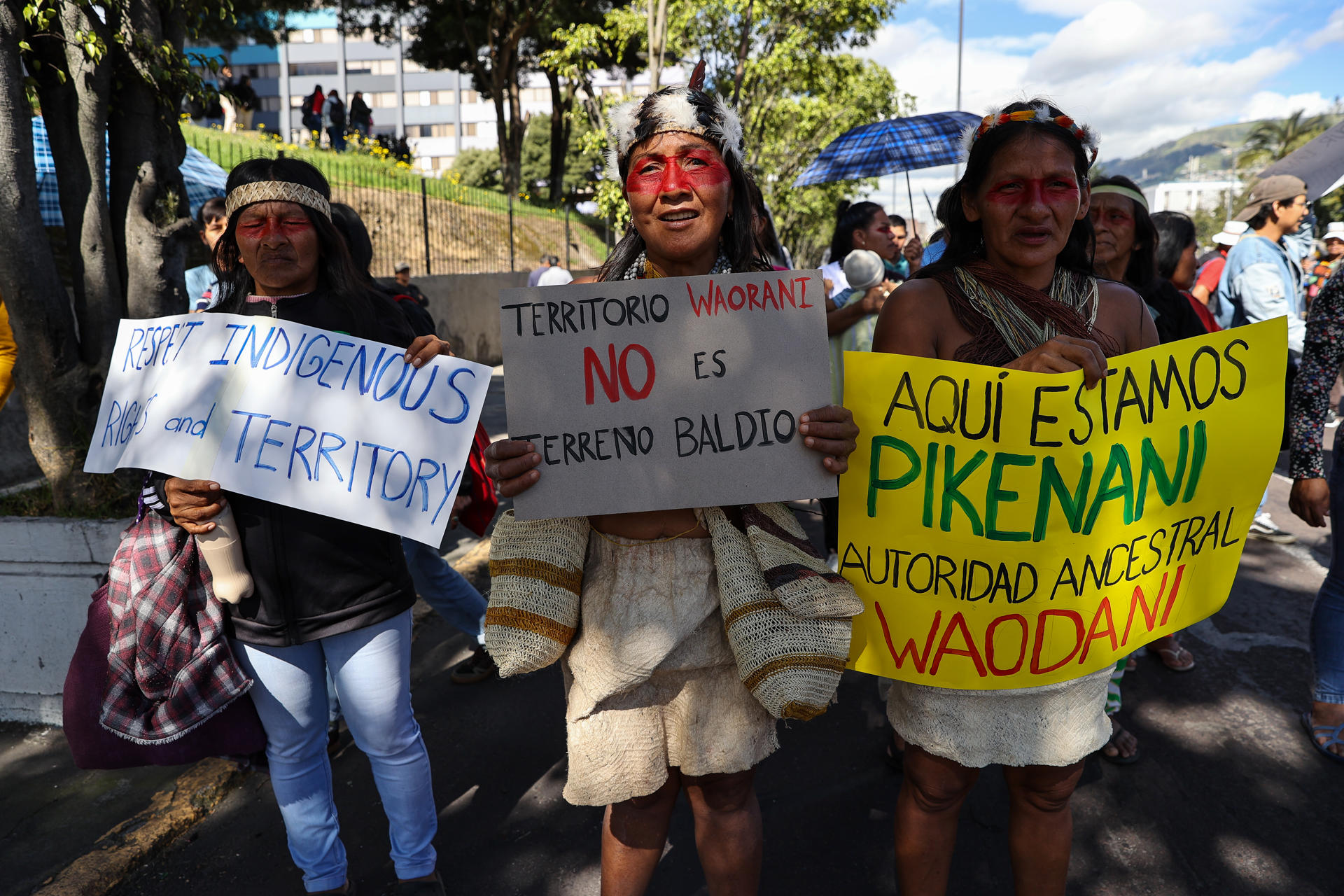 AME7218. QUITO (ECUADOR), 13/05/2025.- Integrantes de comunidades indígenas waorani se manifiestan durante una marcha este martes, en Quito (Ecuador). Decenas de indígenas del pueblo waorani, uno de los más numerosos de la Amazonía ecuatoriana, llegaron hasta la capital ecuatoriana para exigir a la Corte Constitucional que haga respetar su derecho a la consulta previa, libre e informada, frente a la posibilidad de que se reactiven los planes de explotar petróleo en el sur del país. EFE/José Jácome