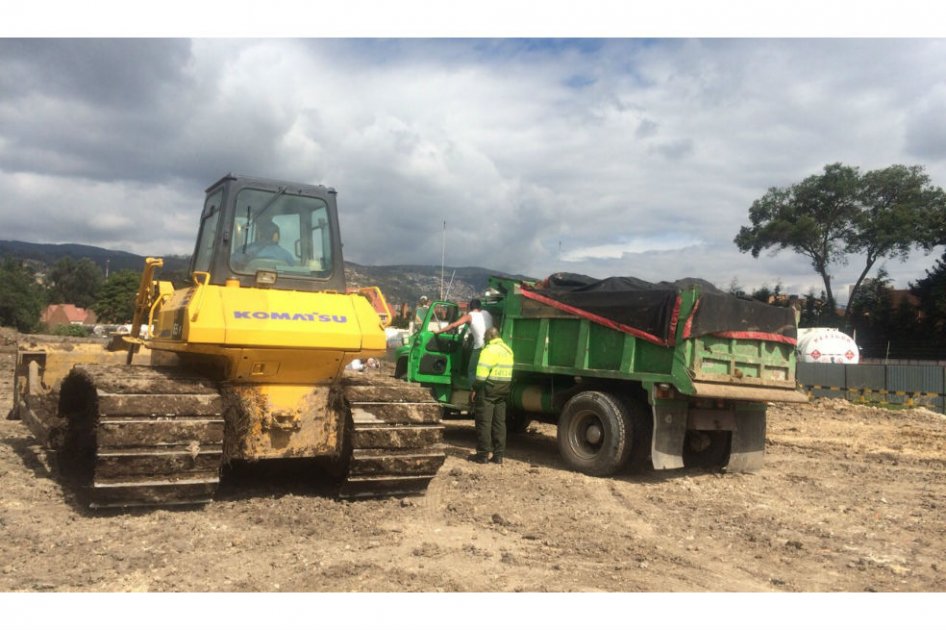 Sellan depósito ilegal de escombros cerca de humedal en Bogotá