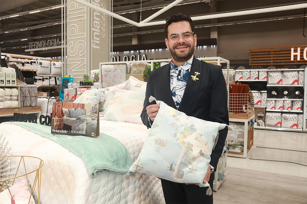 Tiendas EXITO junto al diseñador Juan Pablo Socarras lanzan una decidida colección para el hogar la cual desde sobre camas, tendidos cojineria y vajillas eclécticas hacen del hogar un lugar inspirador.  El lanzamiento de esta colección se realizo en el EXITO sede el Country el día 18 de Agosto.