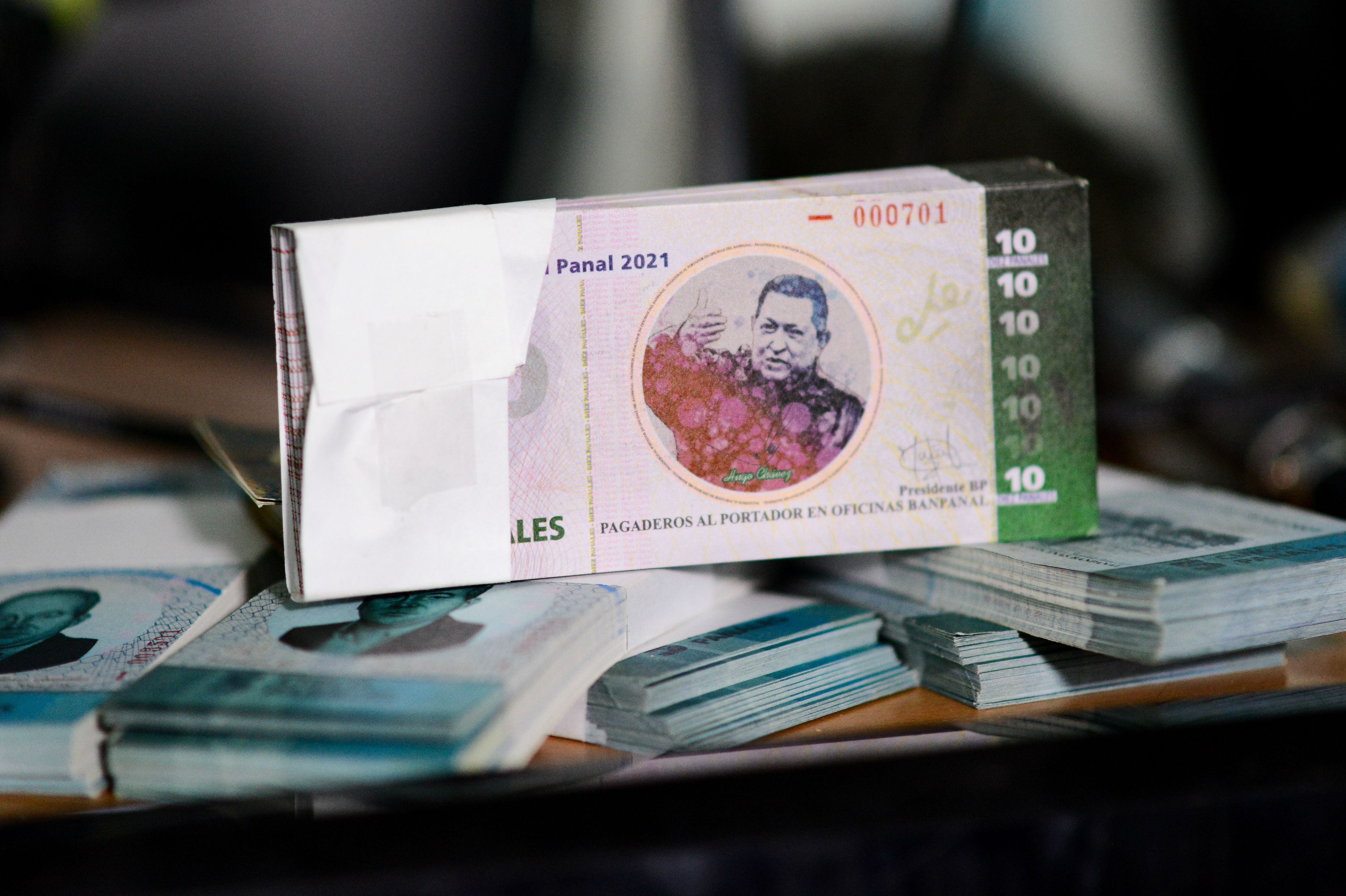 En un barrio venezolano crean moneda con imagen de Chávez
