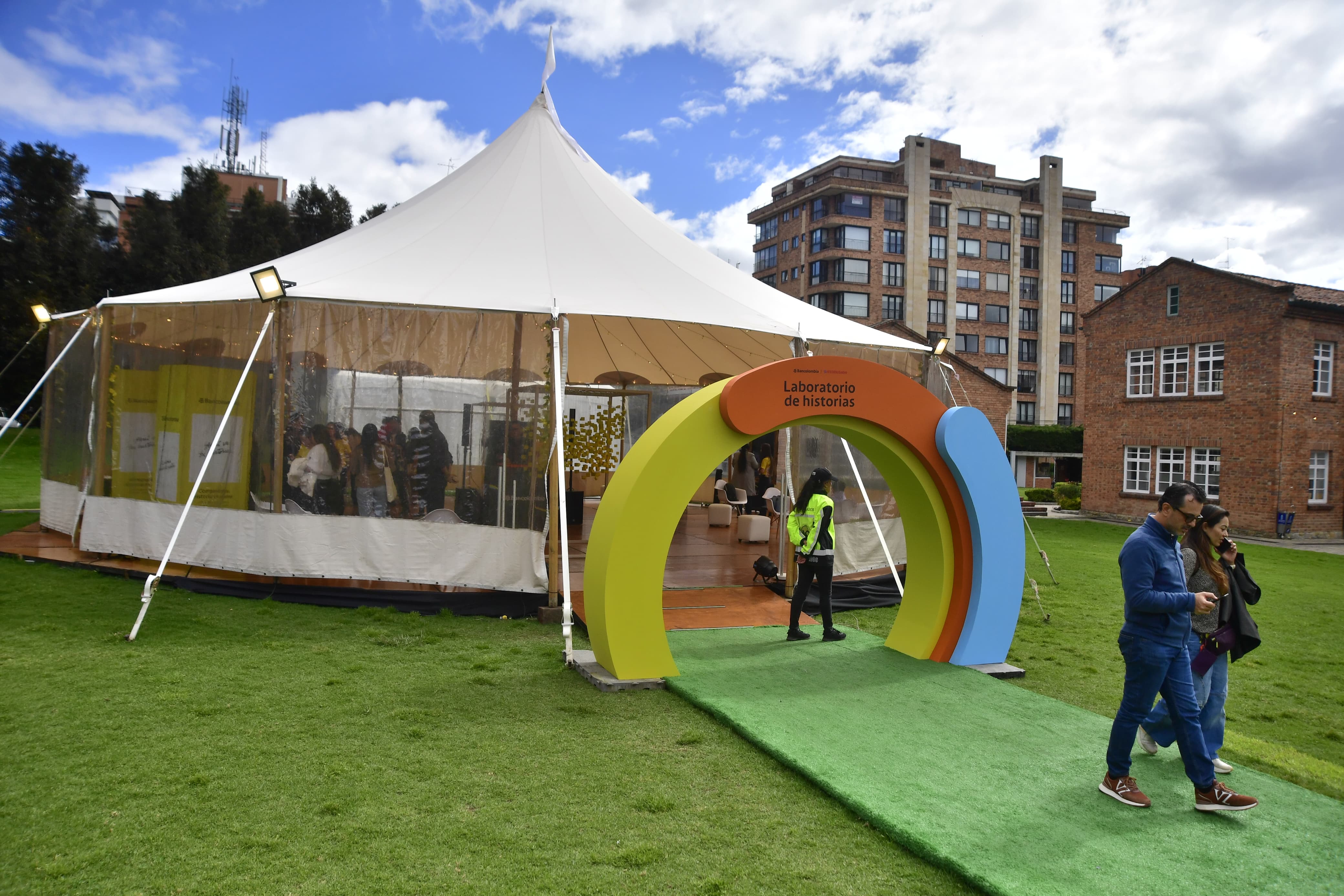 Con el lema "Vernos de cerca", el Festival Gabo reúne a periodistas, lectores y pensadores en un escenario que invita a al intercambio de ideas para imaginar futuros posibles.