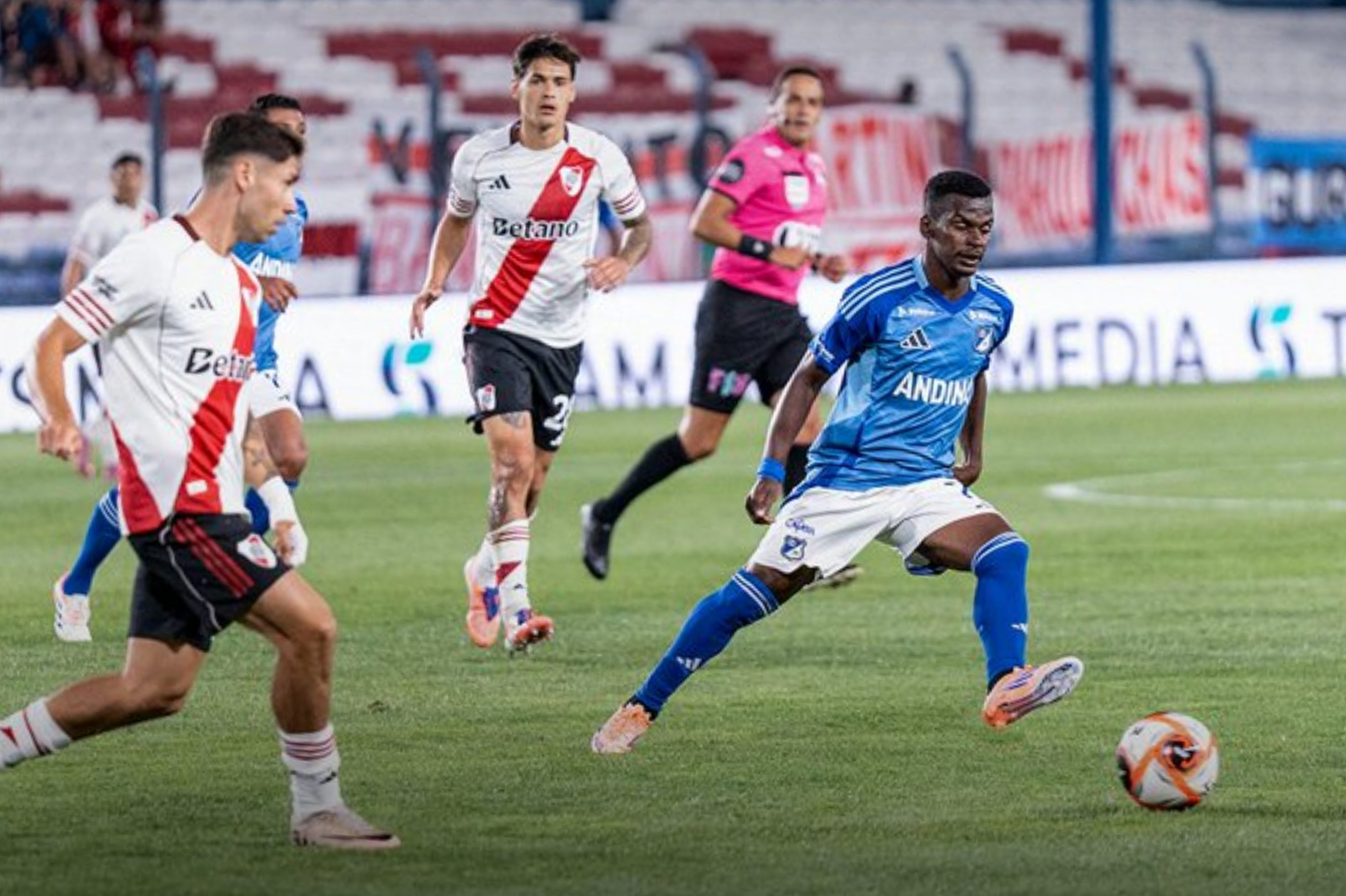 River contra Millonarios en Montevideo.