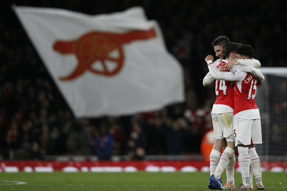 Arsenal venció al Manchester City y sigue al acecho del Leicester