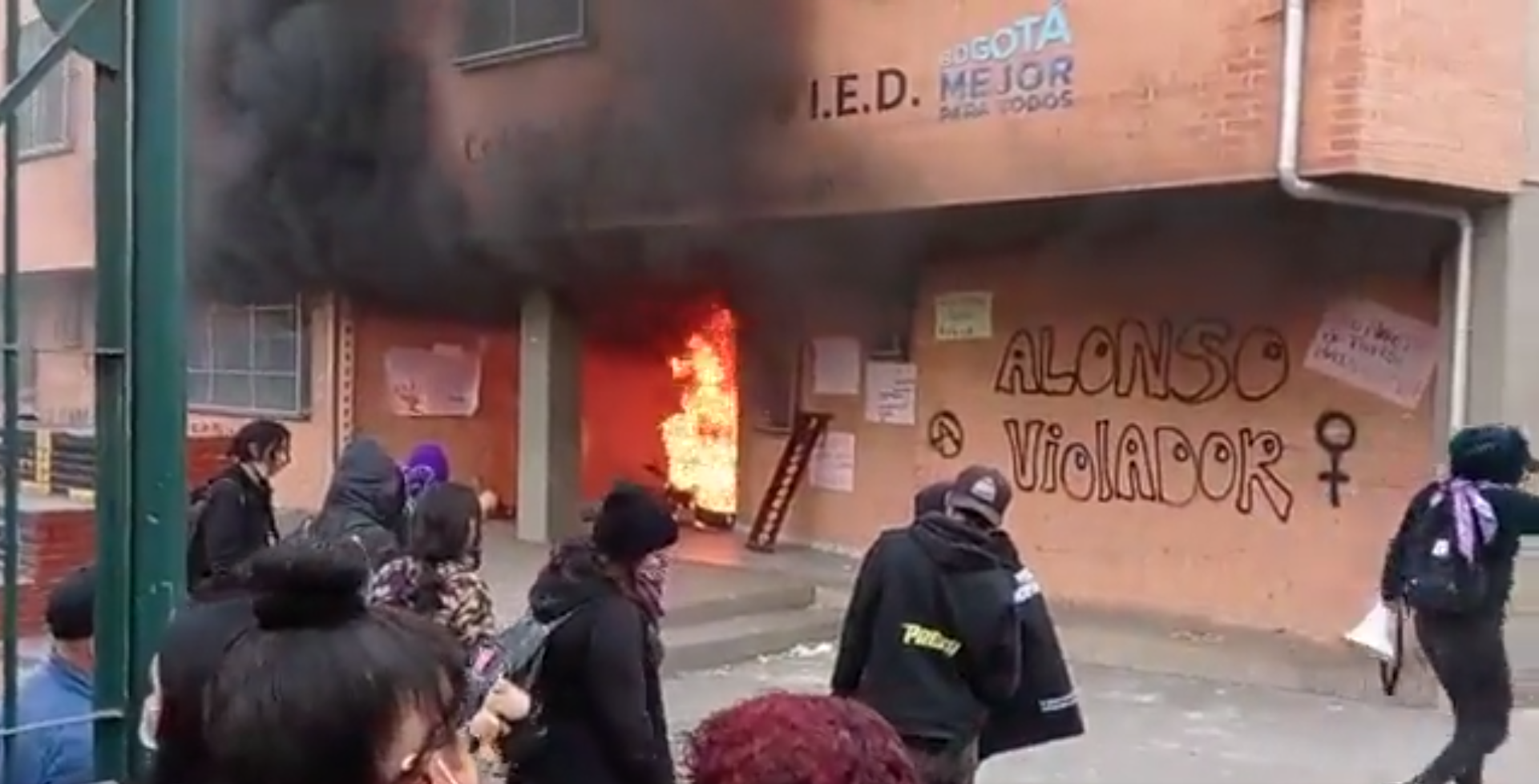 En incendio terminó protesta en Bosa por presunto caso de abuso en un colegio