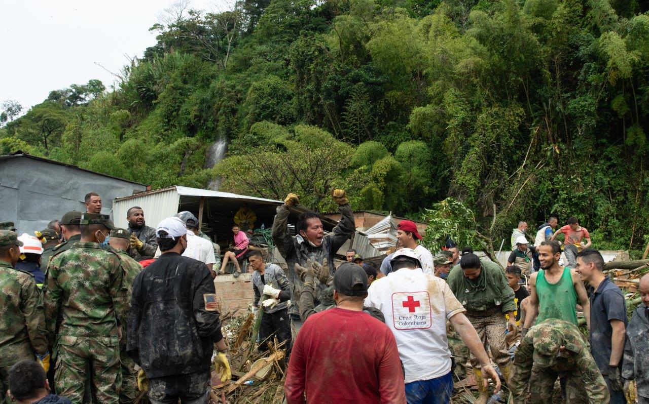 Varias personas del Ejército y de la Cruz Roja trabando en la zona del desastre.