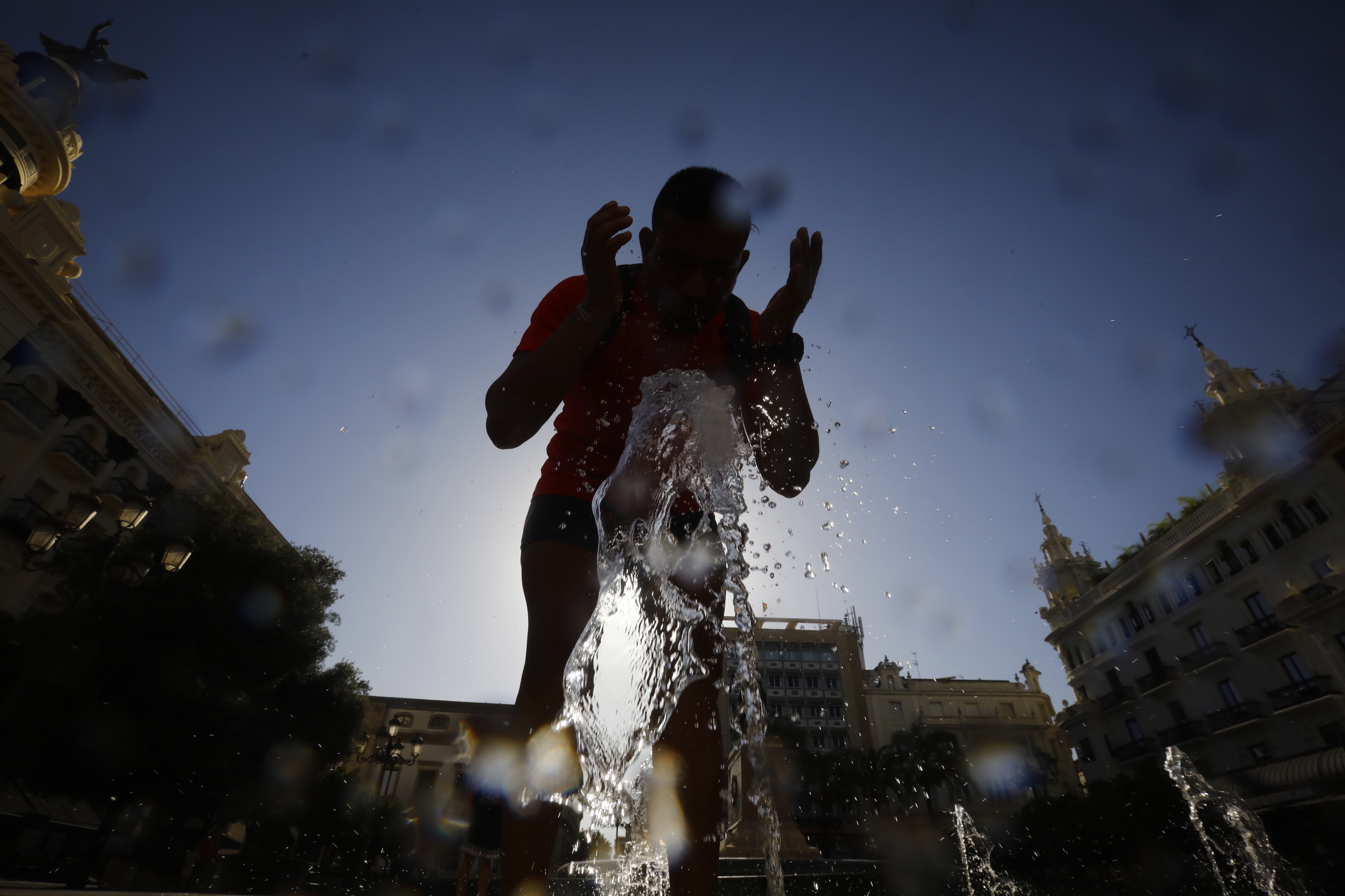 GRAFAND2190. CÓRDOBA, 03/08/2022.- Un hombre se refresca en una de las fuentes de la plaza de las Tendillas de Córdoba cuando se cumple hoy miércoles el quinto día de la tercera ola de calor del verano con máximas que de nuevo rondarán los 40 grados en la zona centro, e incluso los superarán en buena parte de Extremadura y del valle del Guadalquivir. EFE/ Salas