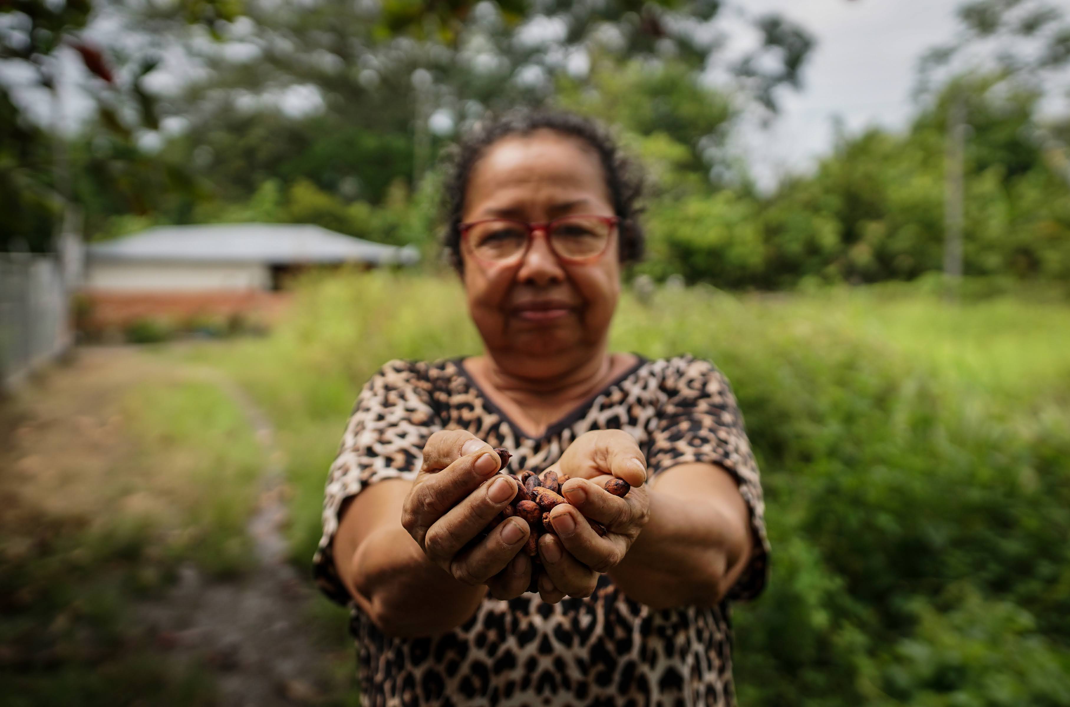 Rubiela Ramírez ocupó una pequeña finca en la hacienda La Fe, donde siembra cacao. Hace parte de Asorecamm, una asociación que impulsa este cultivo. El cacao de Puerto Boyacá está entre los 10 mejores del país.