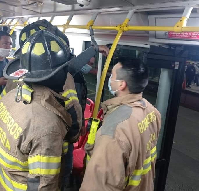 Bomberos ayudaron a hombre con mano atrapada en manija de TransMilenio