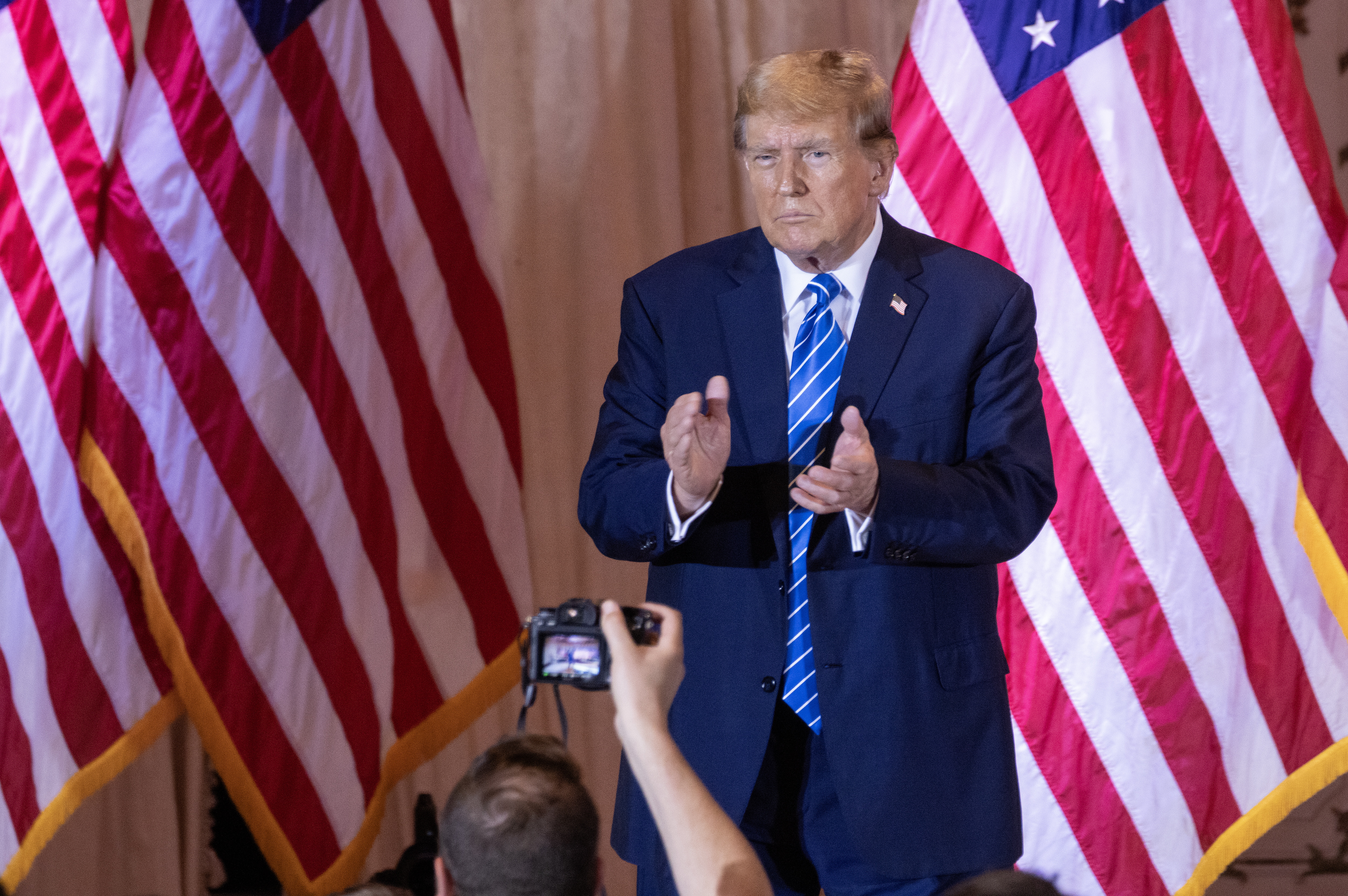 Palm Beach (United States), 06/03/2024.- Former US President Donald Trump claps his hands in front of supporters during the Super Tuesday Election Night Watch Party in Mar-a-Lago, Palm Beach, Florida, USA, 05 March 2024. On 'Super Tuesday,' voters in 16 states and one US territory cast their ballots for presidential candidates in the 2024 United States primary elections. Trump is running against Former South Carolina Governor Nikki Haley for the Republican presidential primary. (Elecciones, Estados Unidos) EFE/EPA/CRISTOBAL HERRERA-ULASHKEVICH