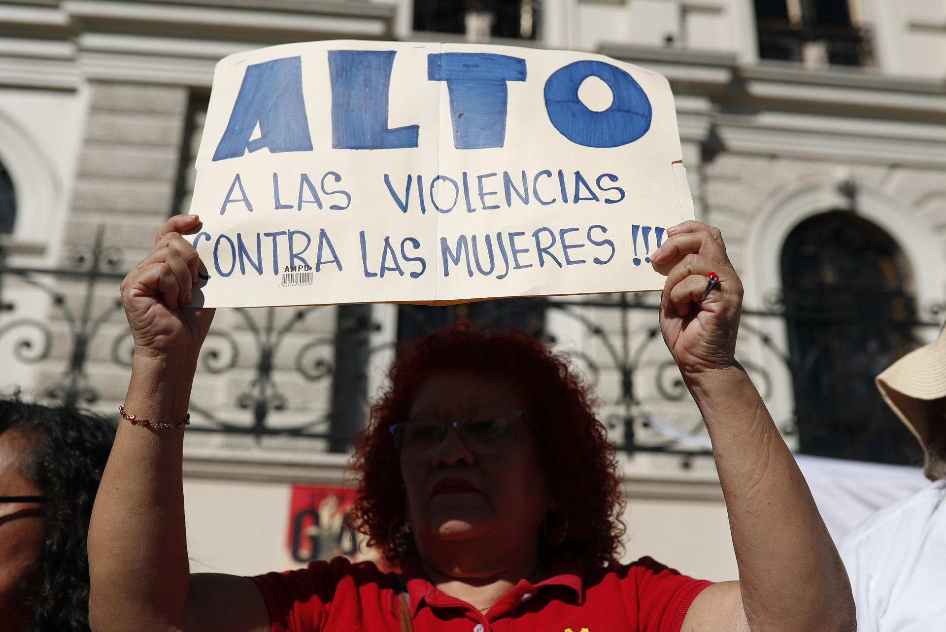 AME2460. SAN SALVADOR (EL SALVADOR), 25/11/2025.- Una persona participa en una manifestación por el Día Internacional de Eliminación de la Violencia contra la Mujer este martes, en San Salvador (El Salvador). EFE/ Rodrigo Sura
