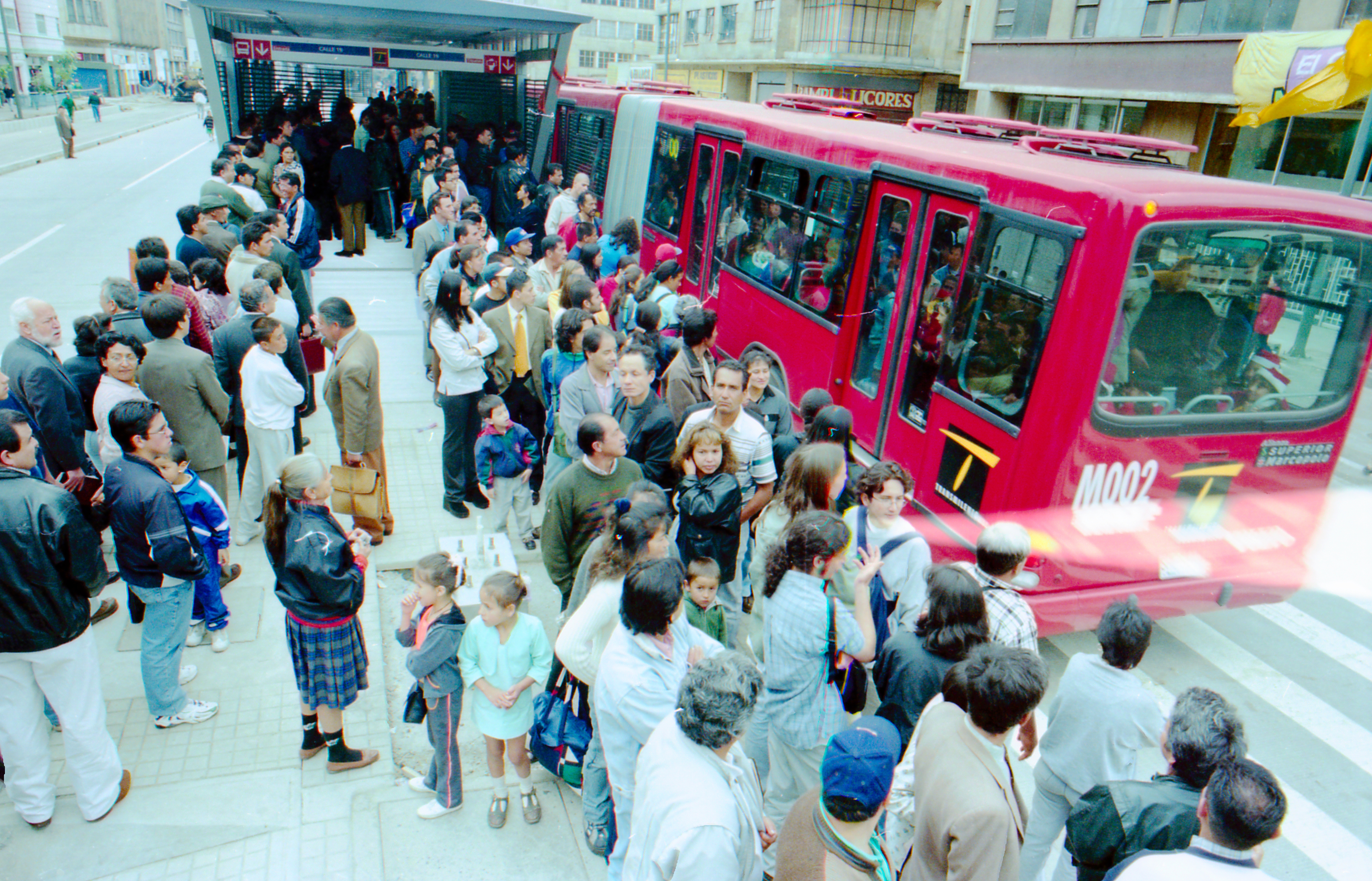 La Carrera Séptima comenzó a ser atendida en 2013 por buses híbridos que conectarían a TransMilenio en la estación Museo Nacional.