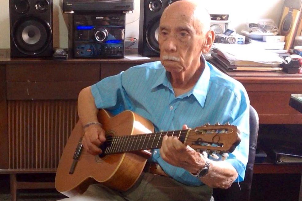 León Cardona García fue uno de los primeros músicos colombianos en interpretar guitarra eléctrica. / Óscar Iván Navarro