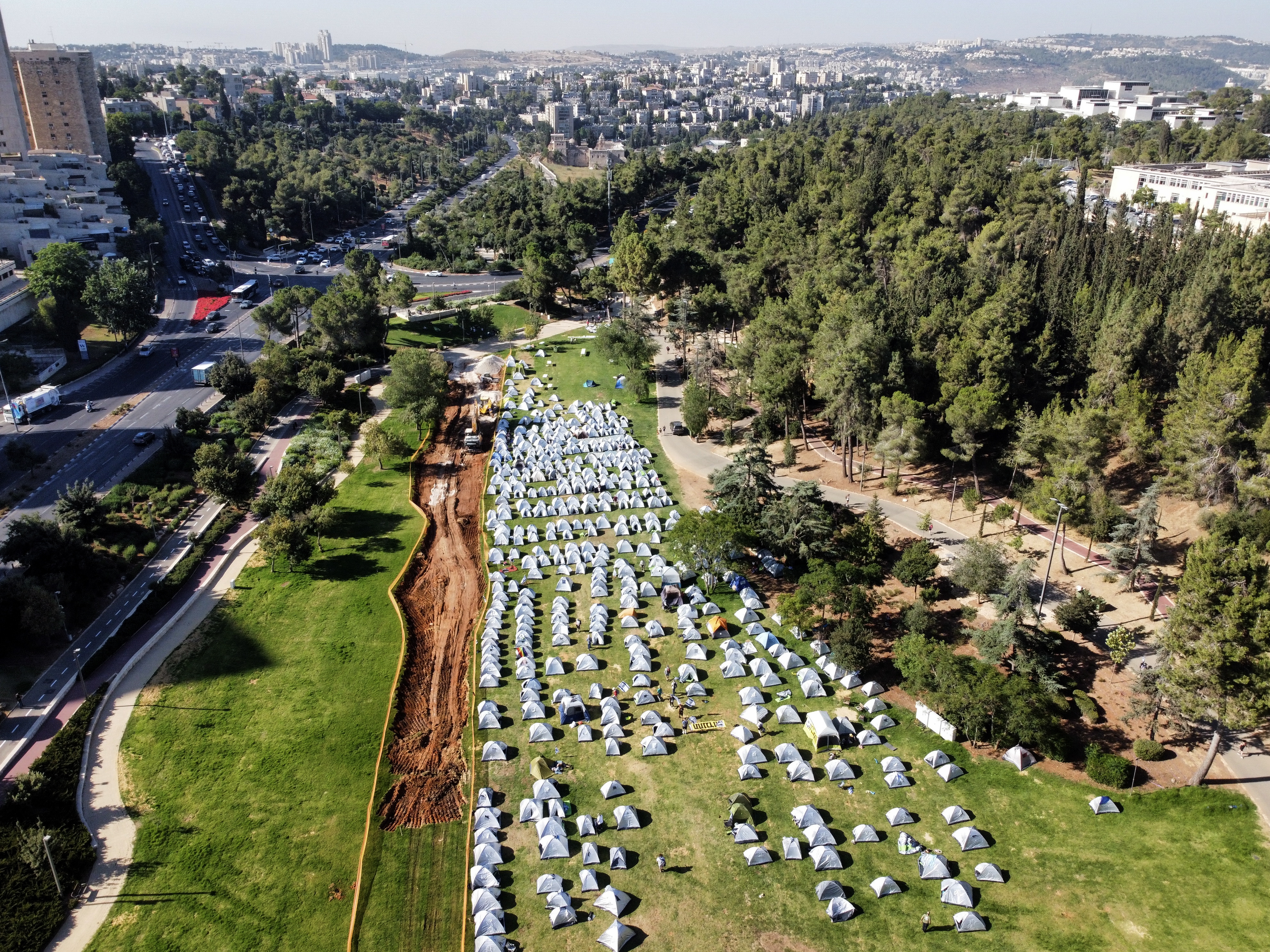 Jerusalem (-), 23/07/2023.- A drone picture shows the anti-government protesters' tents after spending the night in a tent camp at Sacher Park, near the Israeli Knesset, following a four-day protest march to Jerusalem against the government's planned justice system reform, in Jerusalem, 23 July 2023. Mass protests continue across the country as the Israeli parliament, or Knesset, is set to hold a final vote on 23 and 24 July on the bill that would limit the Supreme Court's powers. (Protestas, Jerusalén) EFE/EPA/ABIR SULTAN