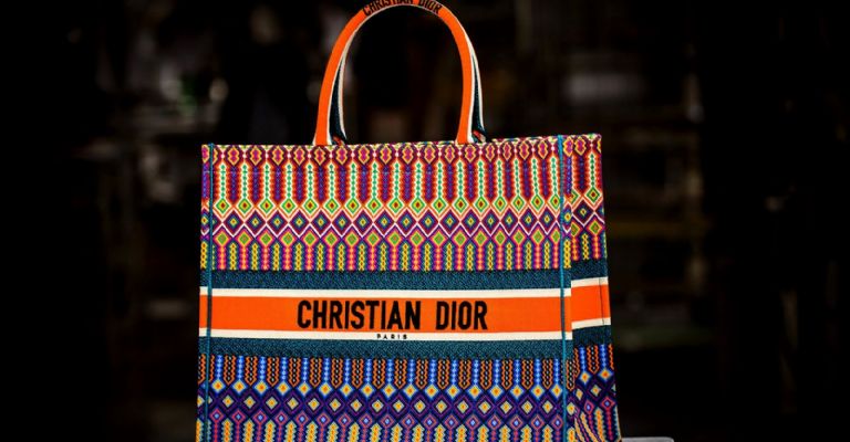 La marca francesa Christian Dior ha estado acusada varias veces de plagio y apropiación cultural.