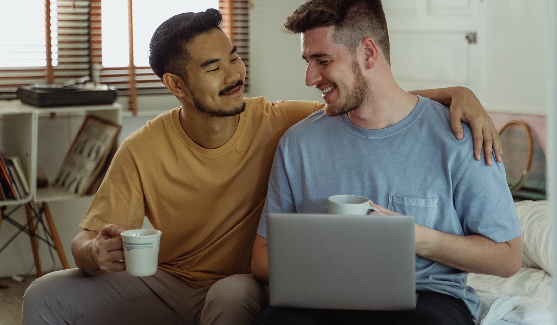 Estudio revela que a hombres hetero les gusta hacer cuchareo con sus amigos
