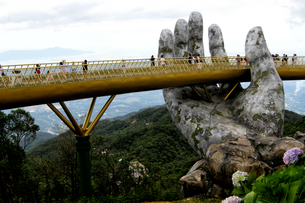 Puente sostenido por dos manos gigantes se convirtió en furor en Vietnam