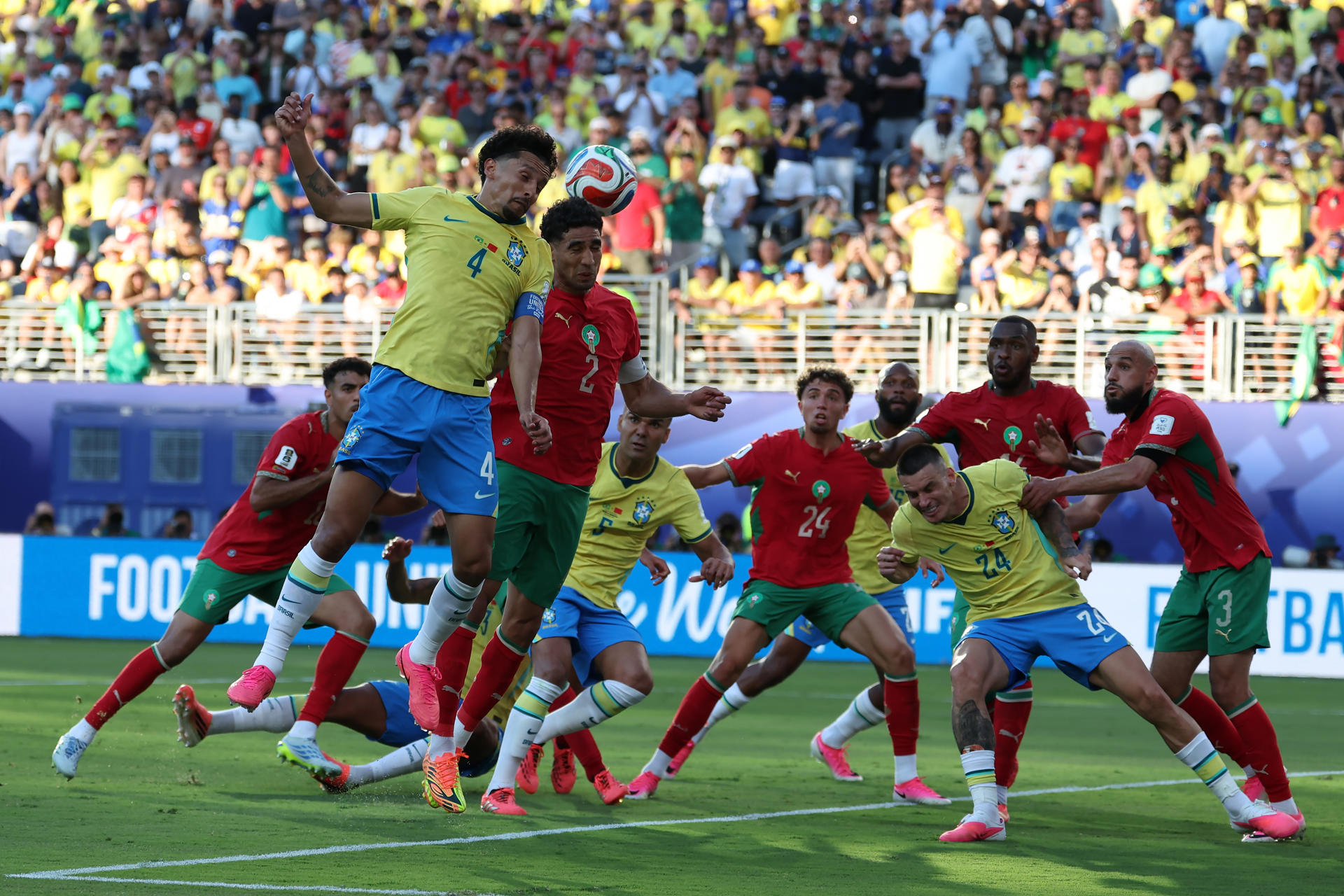 GR7047. NUEVA JERSEY (ESTADOS UNIDOS), 13/06/2026.- Marcos Marquinhos (i) de Brasil disputa el balón con Achraf Hakimi (2-i) de Marruecos este sábado, durante un partido del grupo C del Mundial de la FIFA 2026 entre Brasil y Marruecos en el estadio MetLife en Nueva Jersey (Estados Unidos). EFE/ Sebastiao Moreira