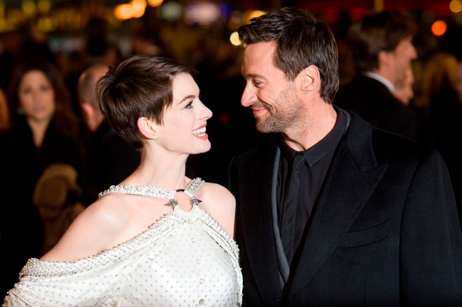 Anne Hathaway y Hugh Jackman encantan con sus voces