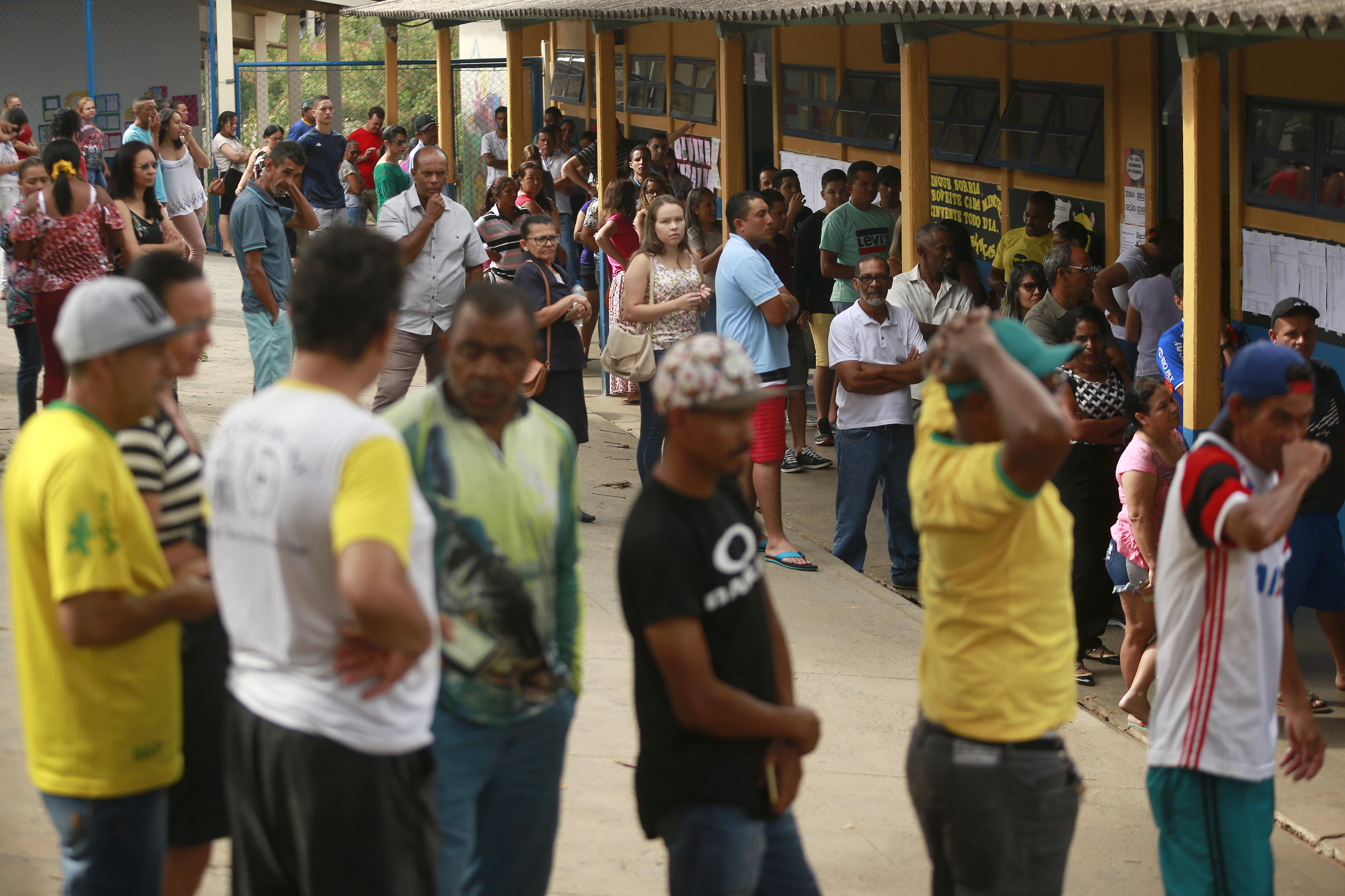 Varias personas acuden a votar al nuevo presidente hoy, domingo 7 de octubre de 2018, en Brasilia, Brasil.