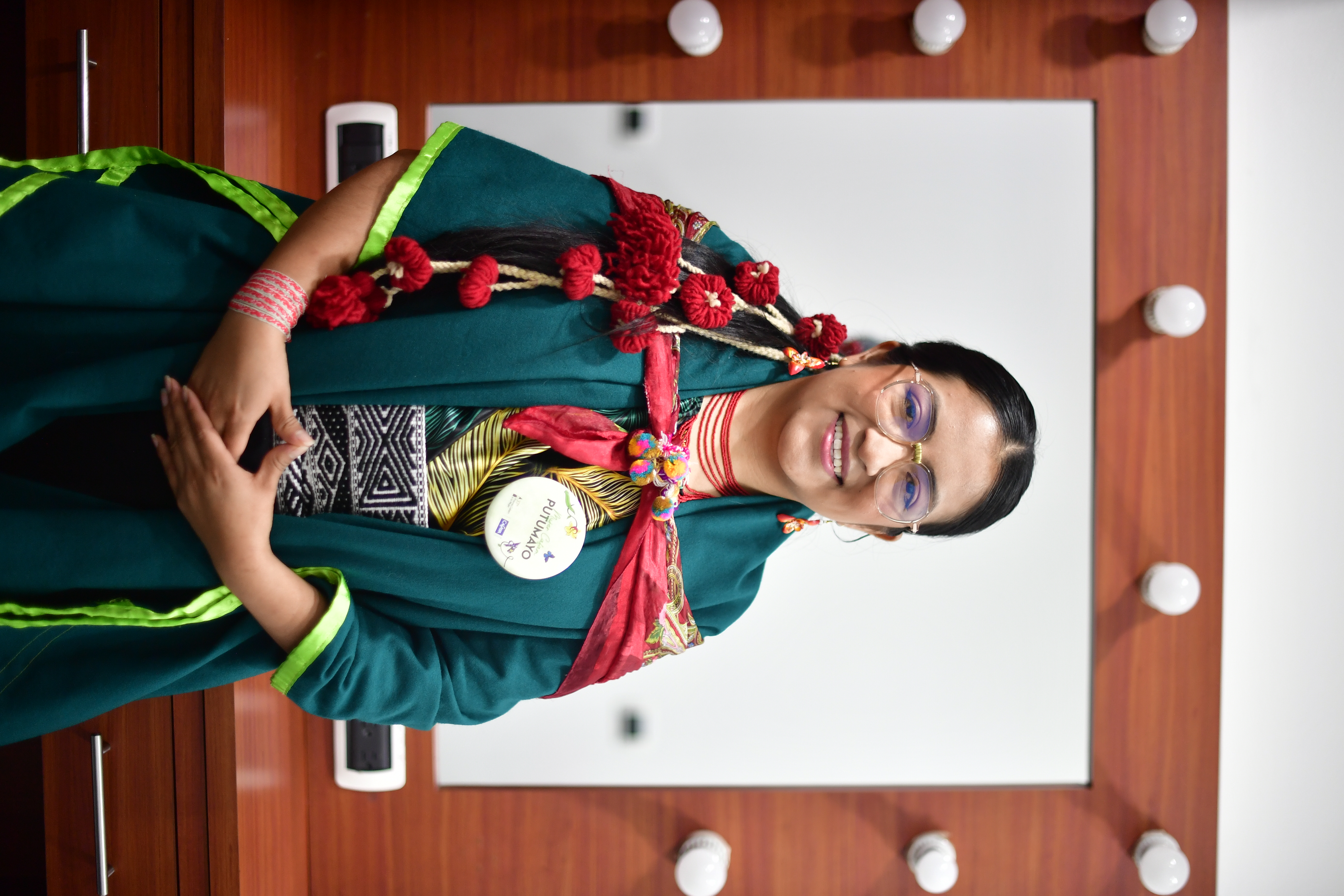 Artesana del Putumayo ganadora de la Medalla a la Maestría Artesanal "Relevo Generacional" del premio Mujer Cafam 2026