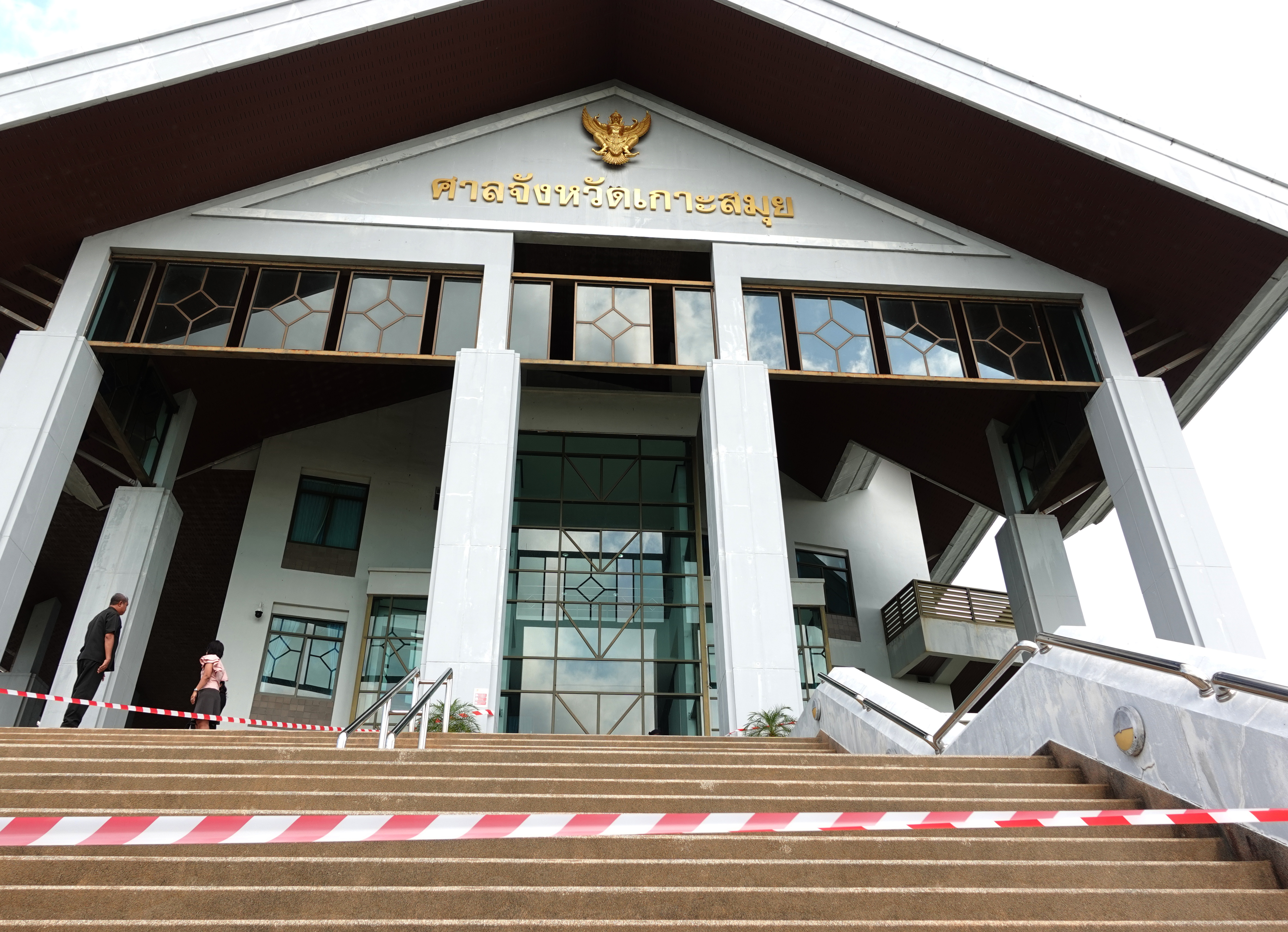 Samui (Thailand), 09/04/2024.- General view of Koh Samui Provincial Court ahead of Spanish chef Daniel Sancho Bronchalo's trial, in Koh Samui island, Thailand, 09 April 2024. Thai police arrested 29-year-old Spanish man Daniel Sancho Bronchalo, who is accused of the murder of Colombian surgeon Edwin Arrieta Arteaga in Thailand, including dismembering his body before dumping some parts in a rubbish dump and other parts including his head in the sea, police said. (Tailandia) EFE/EPA/SITTHIPONG CHAROENJAI