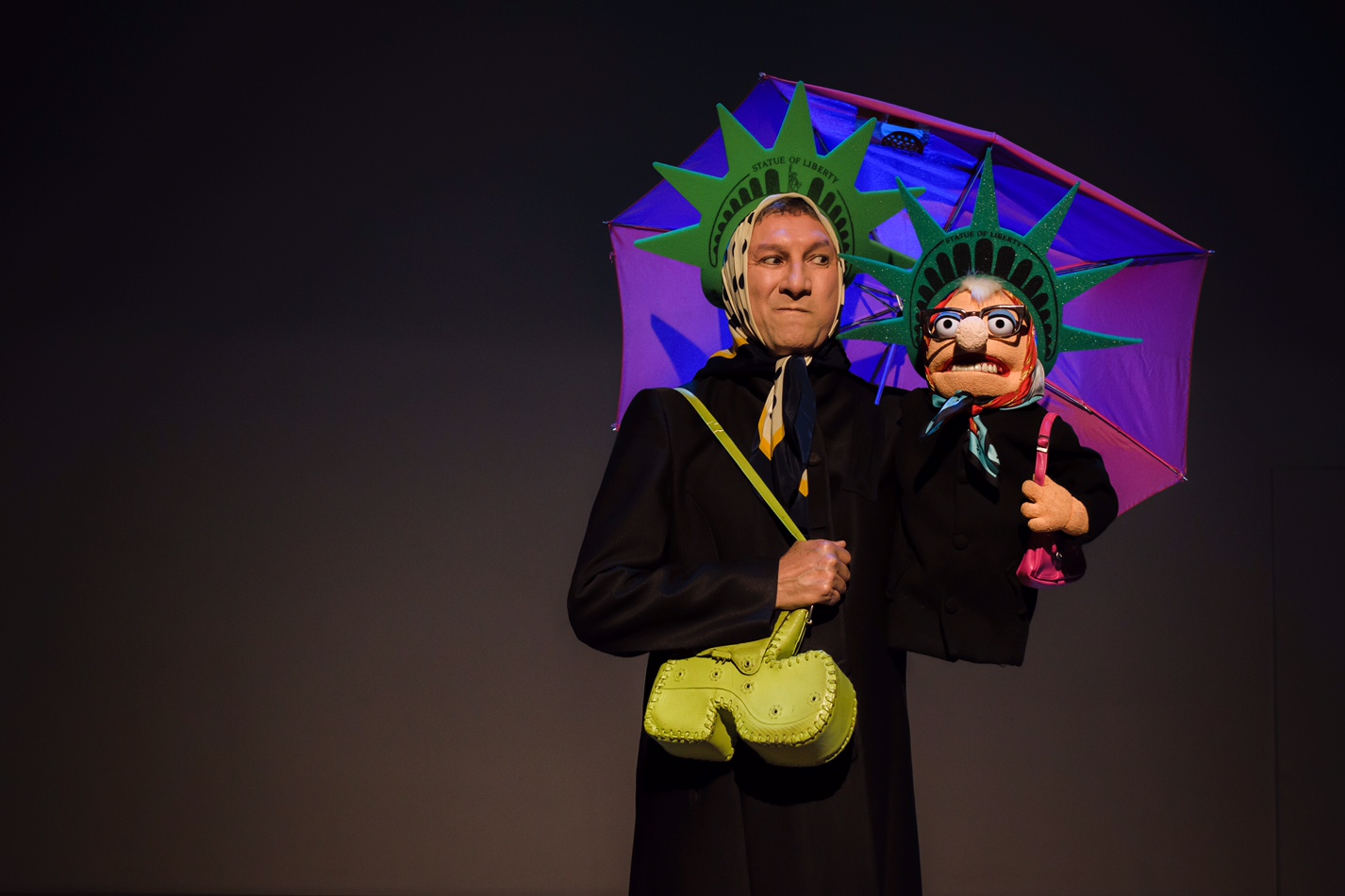 Tola y Maruja, “por el güeco”