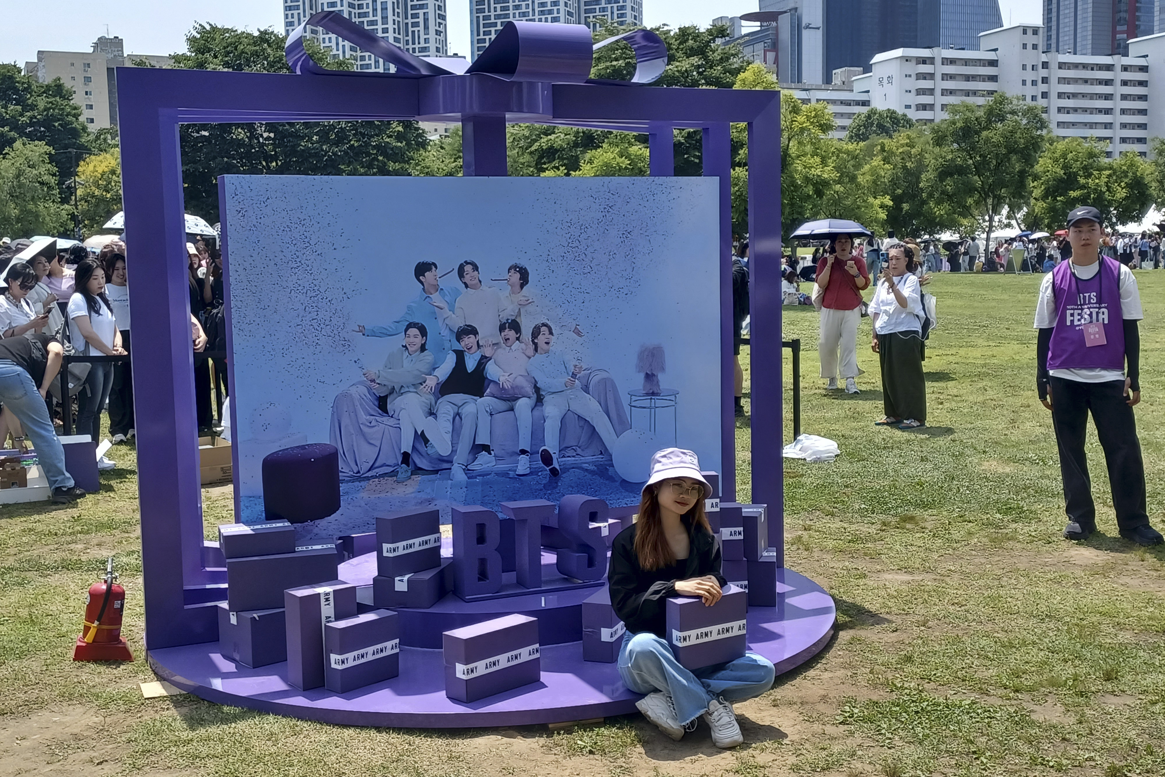 SEÚL (COREA DEL SUR), 17/06/2023.- Seguidores del grupo BTS concentrados en el parque del río Han de Yeouido, en Seúl (Corea del Sur) para celebrar el décimo cumpleaños de la banda. EFE/ Andrés Sánchez Braun