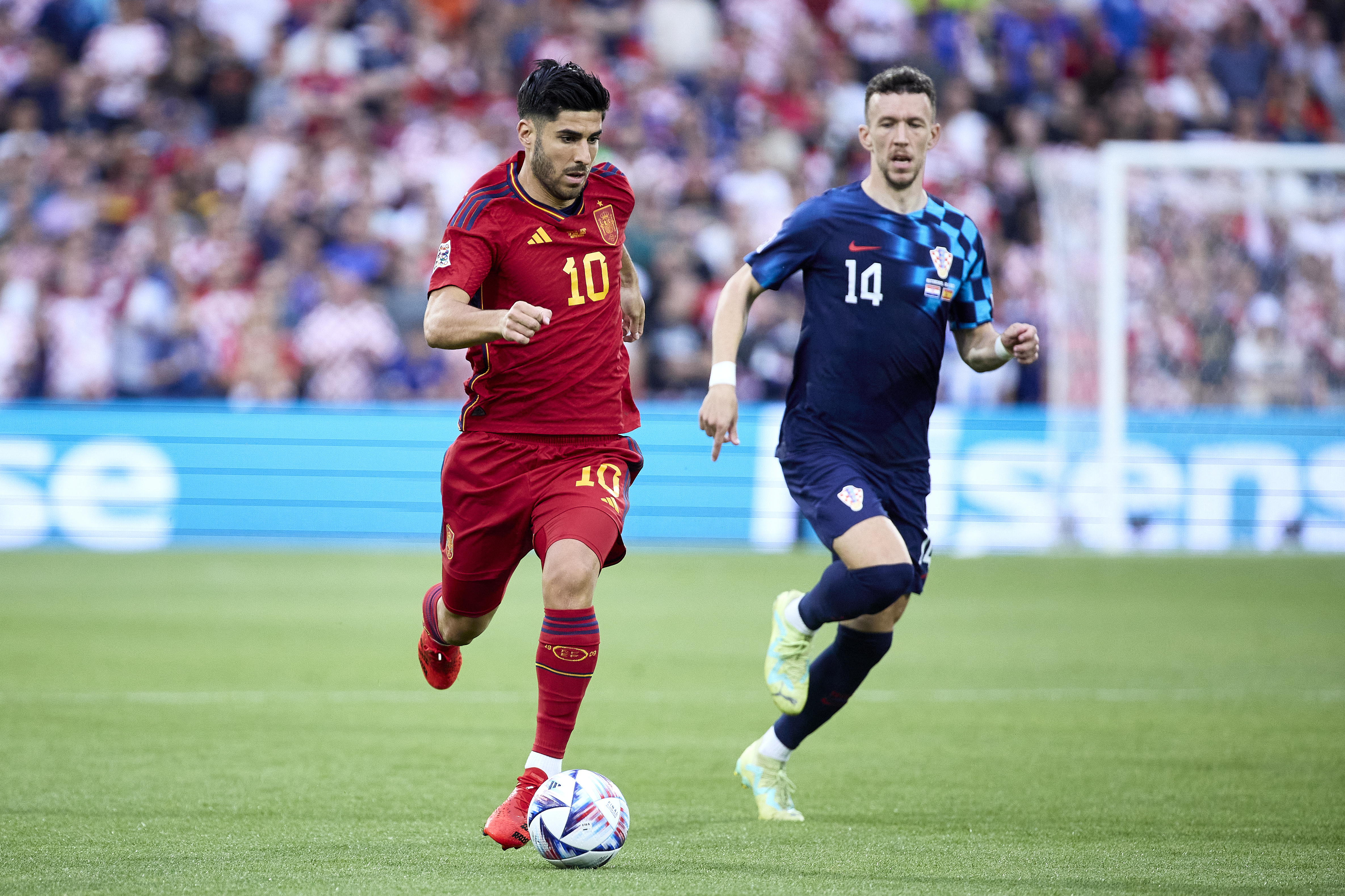 ROTTERDAM (PAISES BAJOS), 18/06/2023.- El delantero de la selección española Marcos Asensio (i) disputa una posesión ante Ivan Perisic (d), delantero de la selección croata durante la final de la Liga de Naciones que disputan este domingo ambas selecciones en Rotterdam (Países Bajos). EFE/ RFEF Pablo García **SOLO USO EDITORIAL / SOLO DISPONIBLE PARA ILUSTRAR LA NOTICIA QUE ACOMPAÑA (CRÉDITO OBLIGATORIO)**