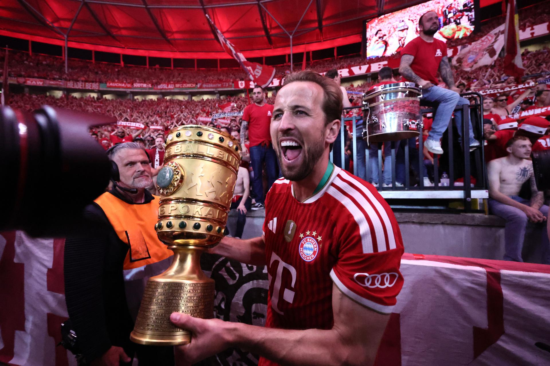 BERLIN (Germany), 23/05/2026.- Harry Kane of Munich lifts the trophy in front of the fans after winning the German DFB Cup final soccer match between Bayern Munich and VfB Stuttgart in Berlin, Germany, 23 May 2026. (Alemania) EFE/EPA/RONALD WITTEK CONDITIONS - ATTENTION: The DFB regulations prohibit any use of photographs as image sequences and/or quasi-video.