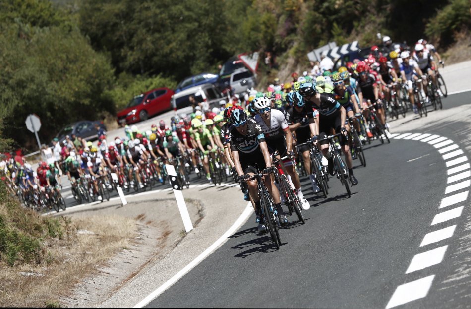 El pelotón durante la segunda etapa de la Vuelta Ciclista a España 2016 con salida en Orense y meta en la localidad pontevedresa de Baiona y con un recorrodo de 160,8 kilómetros. / EFE