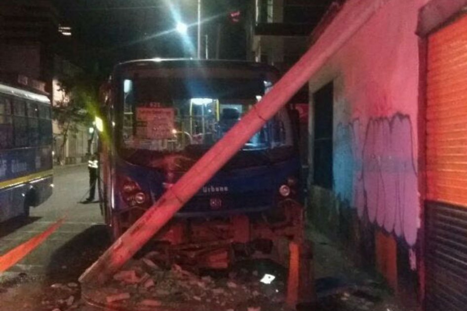 Conductor del SITP chocó contra un poste tras intento de atraco en el centro de Bogotá