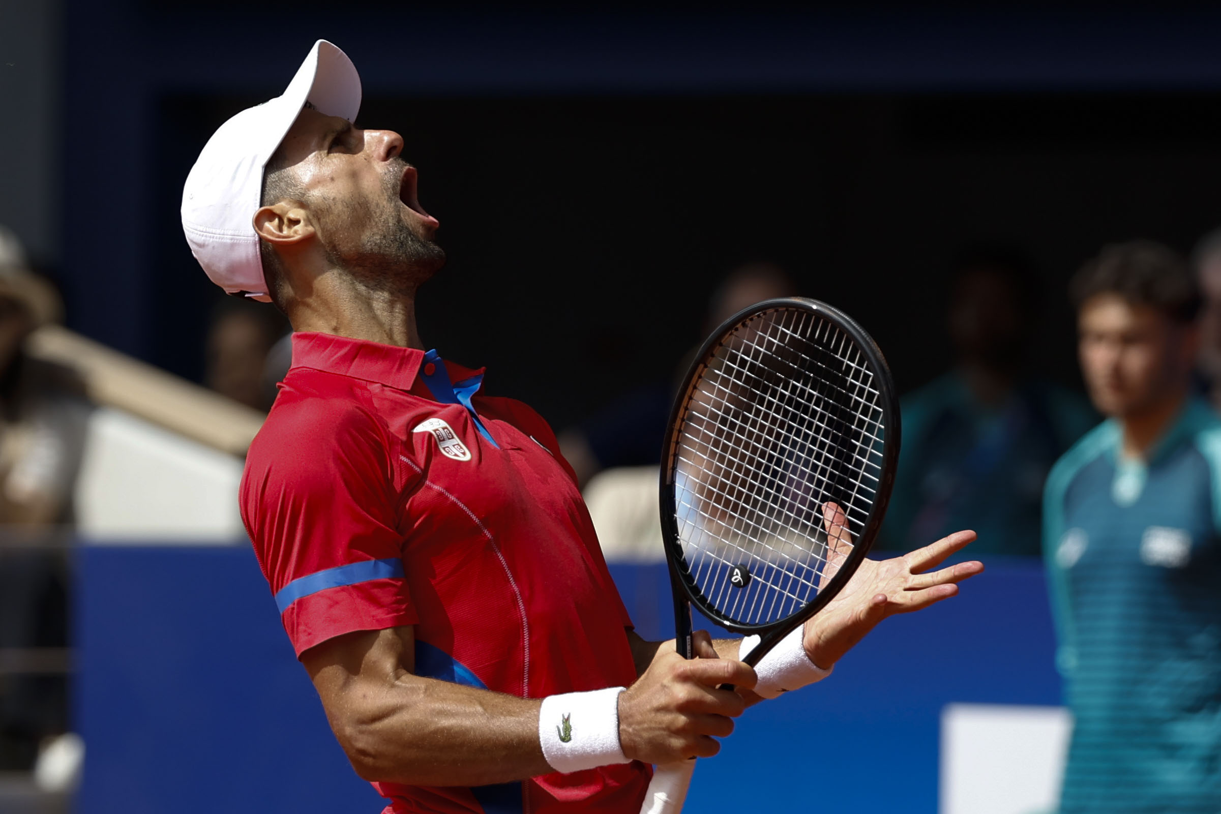 PARIS, 04/08/2024.- El tenista serbio Novak Djokovic reacciona ante el español Carlos Alcaraz durante la final individual masculina de tenis de los Juegos Olímpicos de París 2024 este domingo, en la capital gala. EFE/Juanjo Martín