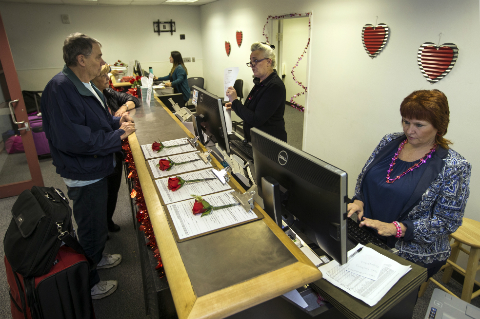 Parejas pueden casarse en el aeropuerto de Las Vegas
